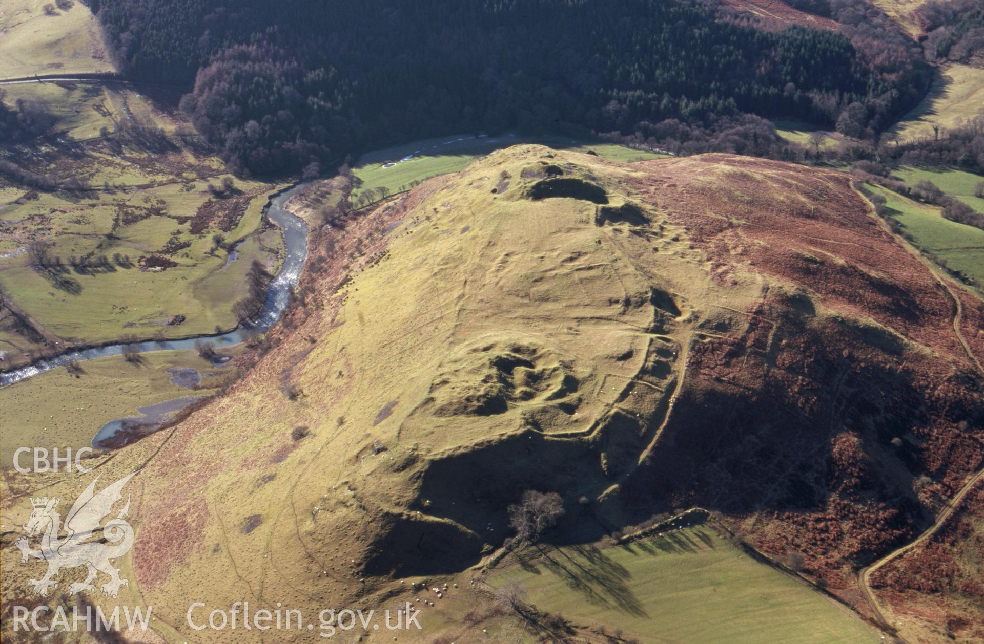 Slide of RCAHMW colour oblique aerial photograph of Cefnllys Castle;castell Glan Iethon;castle Bank, taken by T.G. Driver, 16/2/2001.