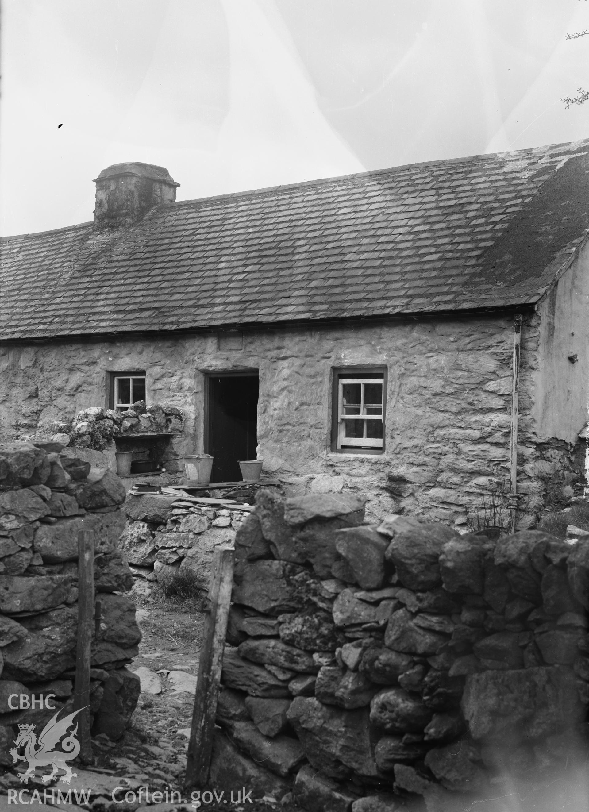 Exterior view of Rowlyn Uchaf, Caerhun taken in 30.08.1950.