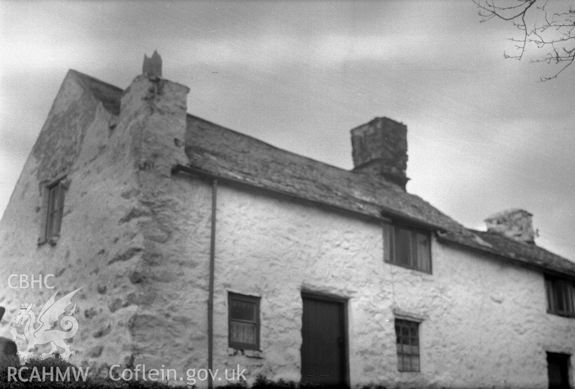 Exterior view of Ty Gwyn, Caerhun taken 17.02.1950.