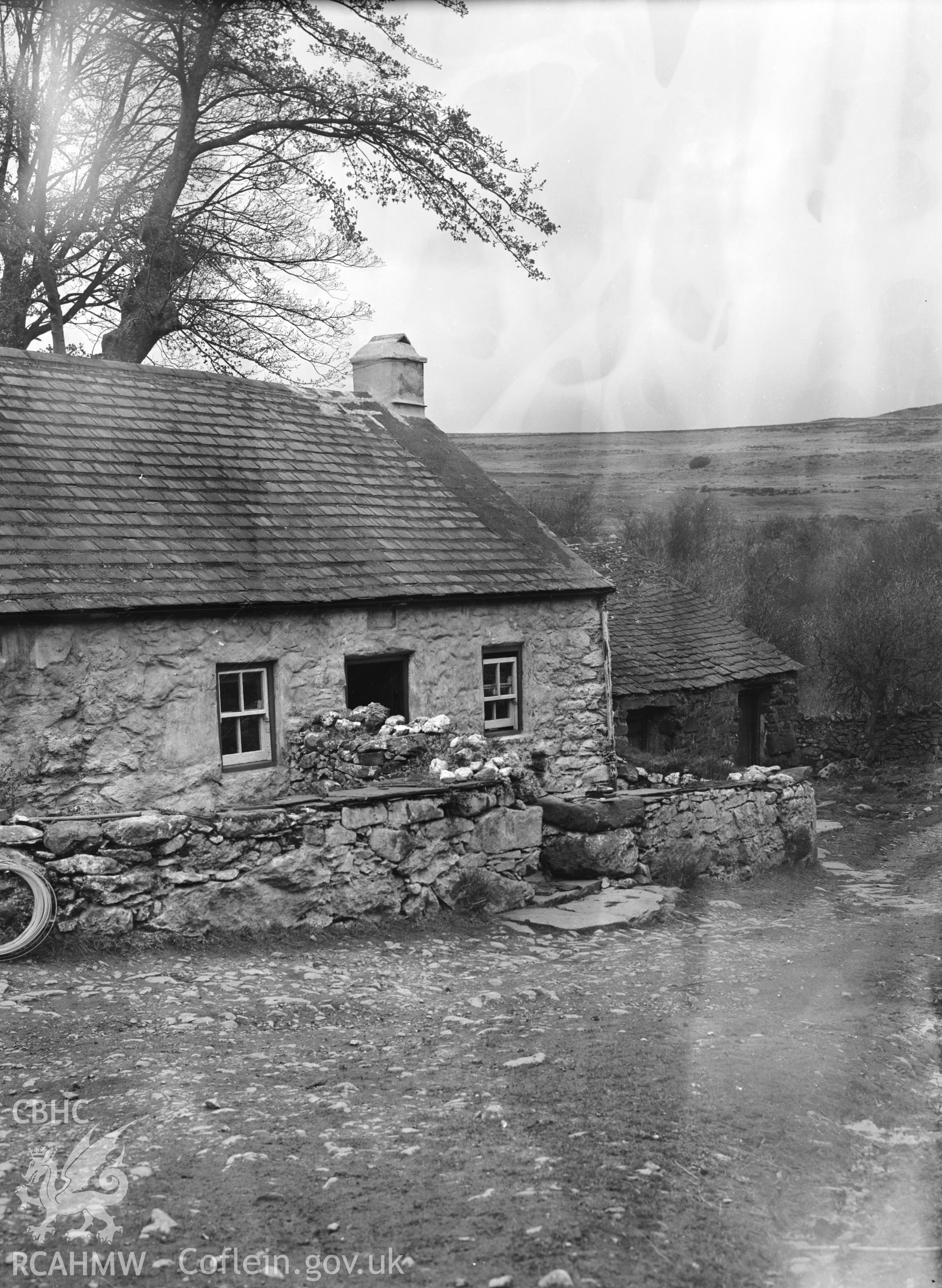 Exterior view of Rowlyn Uchaf, Caerhun taken in 30.08.1950.