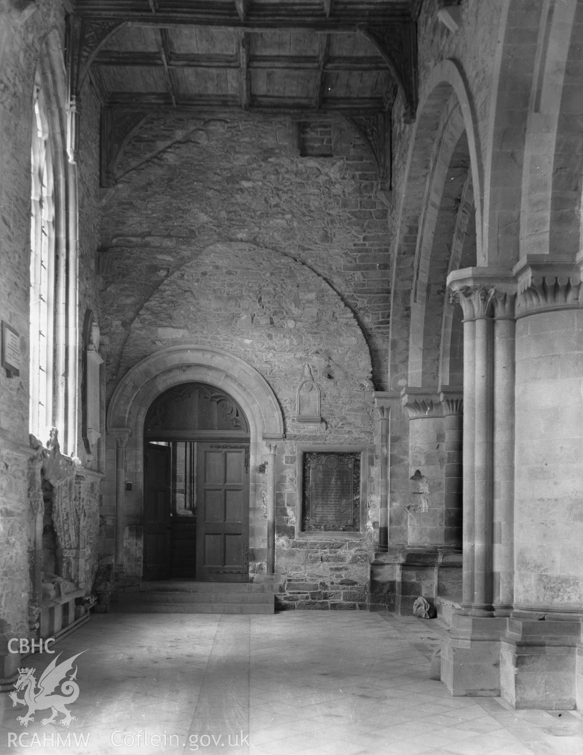 Interior view showing east end of south nave aisle.