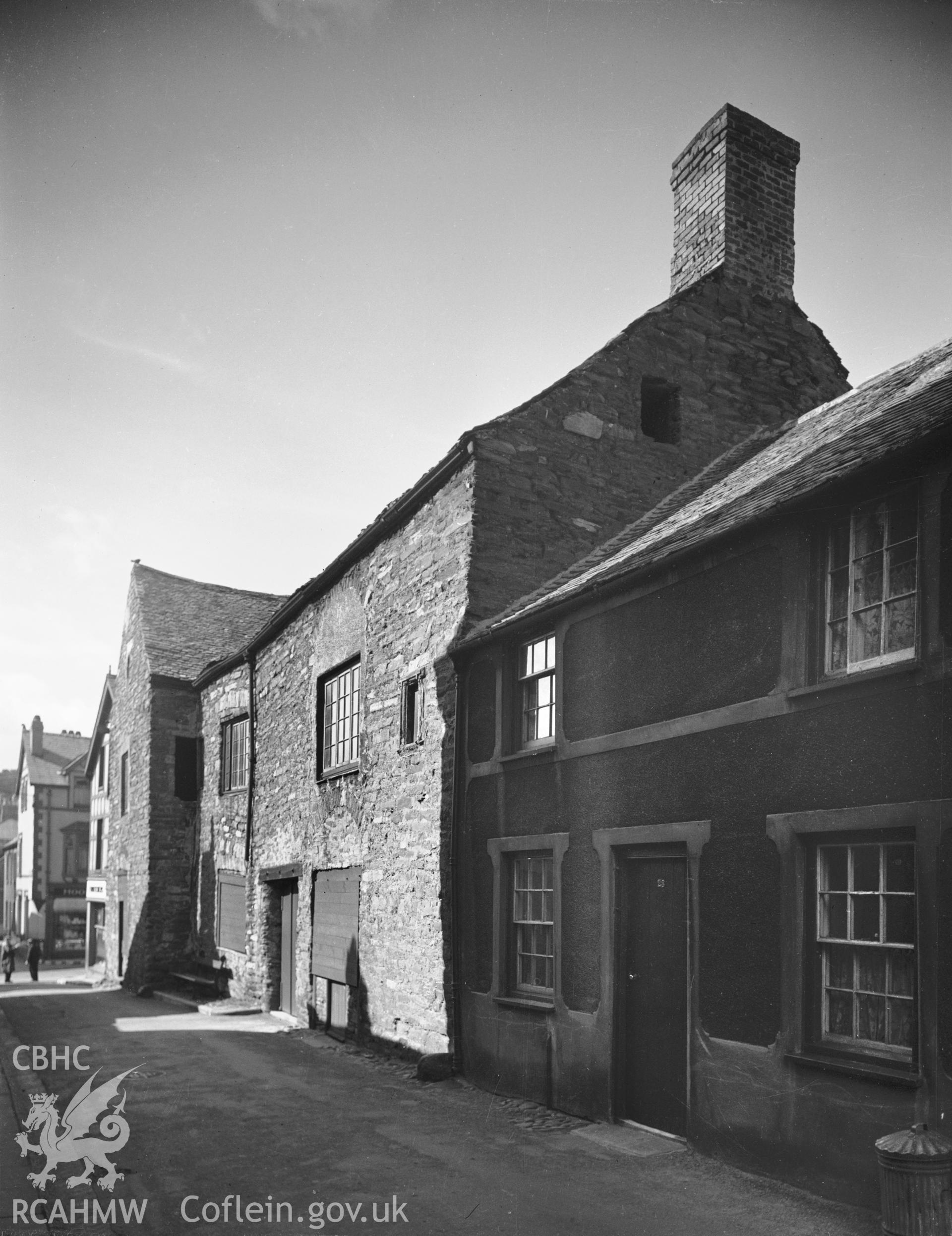 Exterior view of Parlwr Mawr, Conwy taken 01.01.1947.