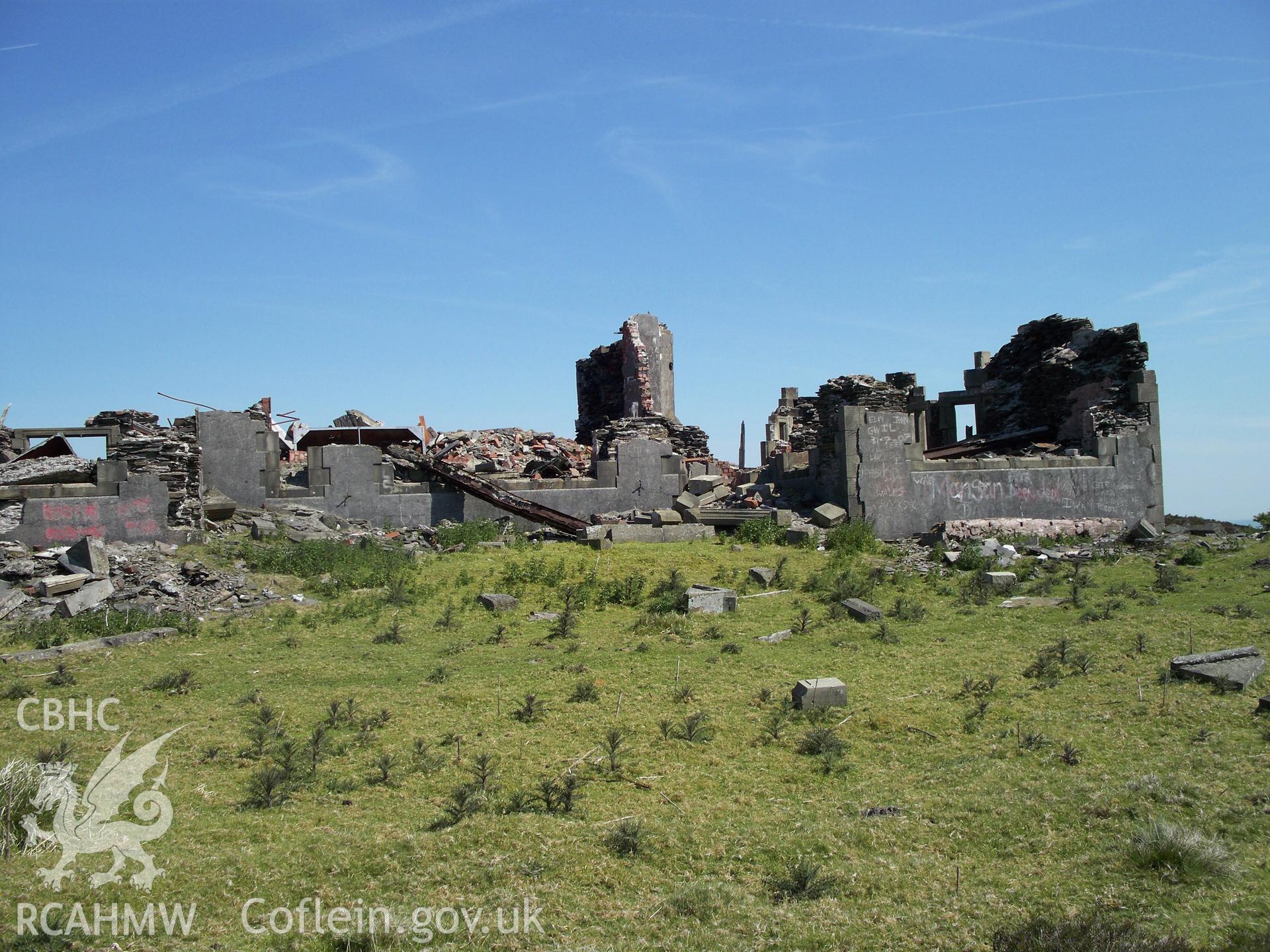 The remains of Gwylfa Hiraethog in 2009.  The side (south) elevation.