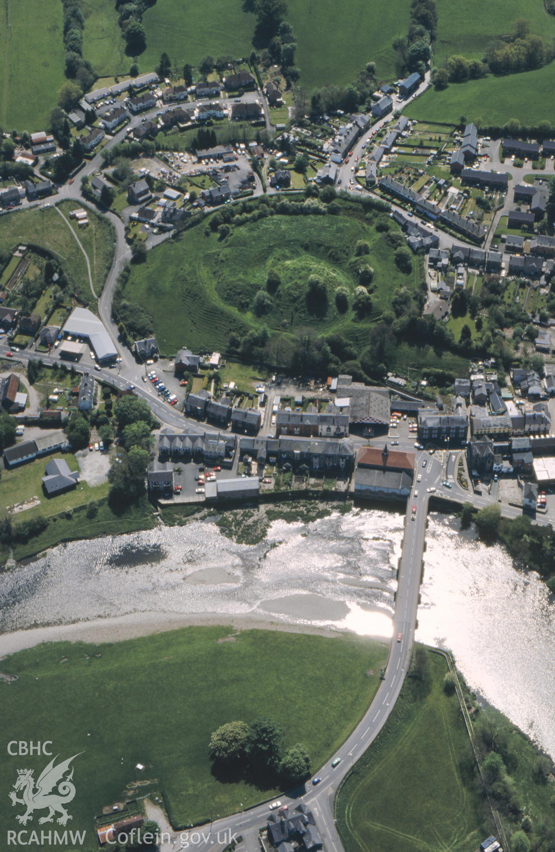 RCAHMW black and white oblique aerial photograph of Builth Castle. Taken by Toby Driver on 16/05/2002