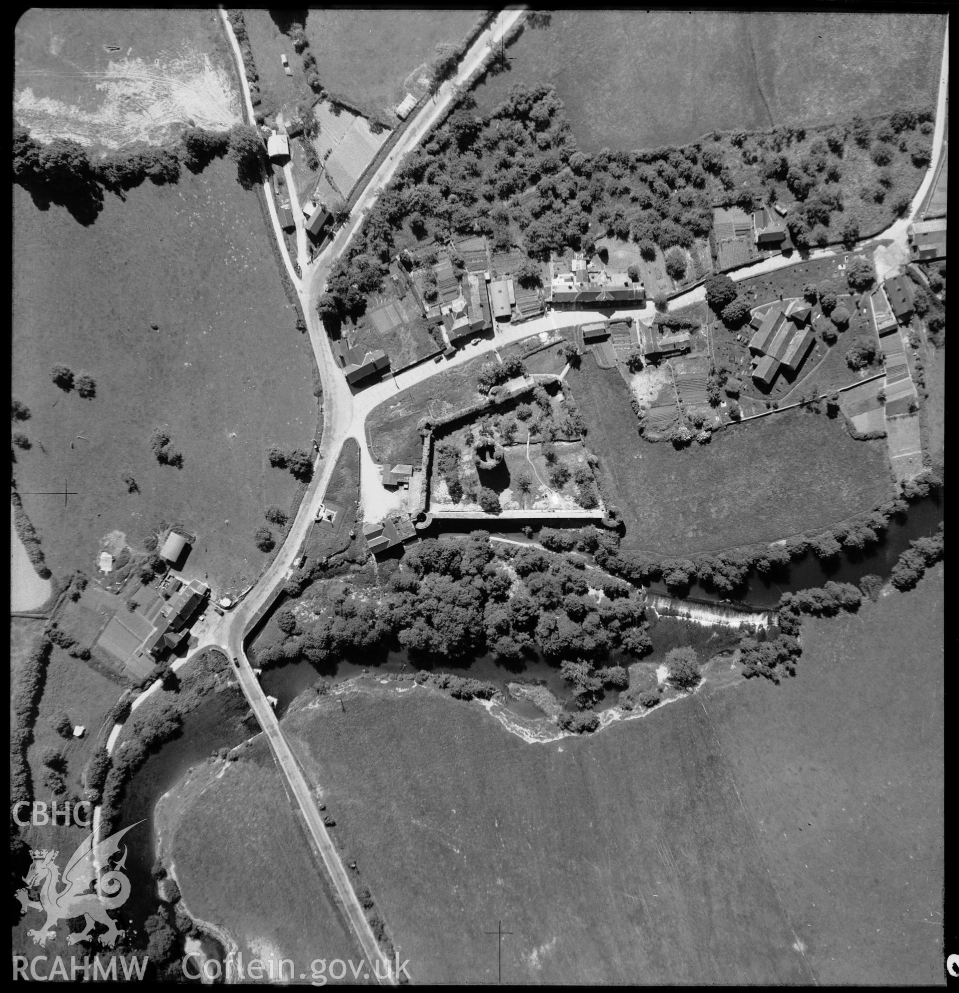 D.O.E photograph of Skenfrith Castle. Aerial views ? R.A.F.
