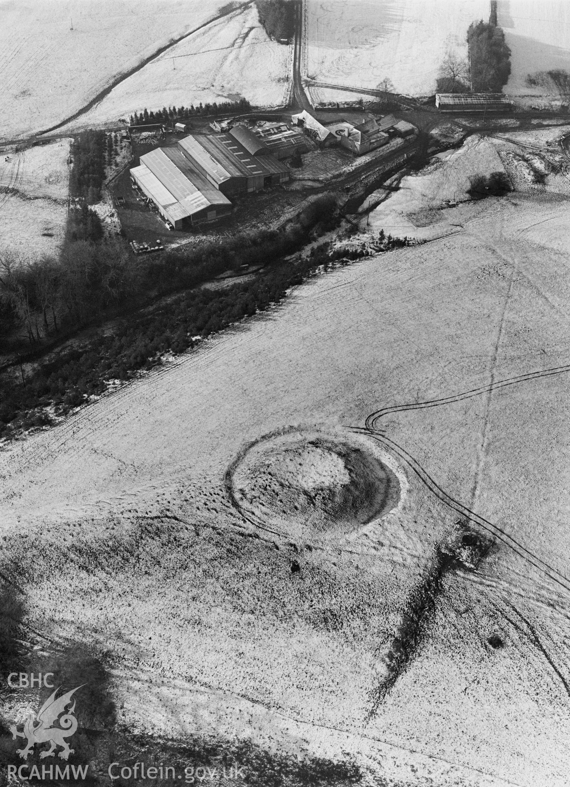 RCAHMW Black and white oblique aerial photograph of Tomen Castle, New Radnor, taken on 09/01/1999 by CR Musson