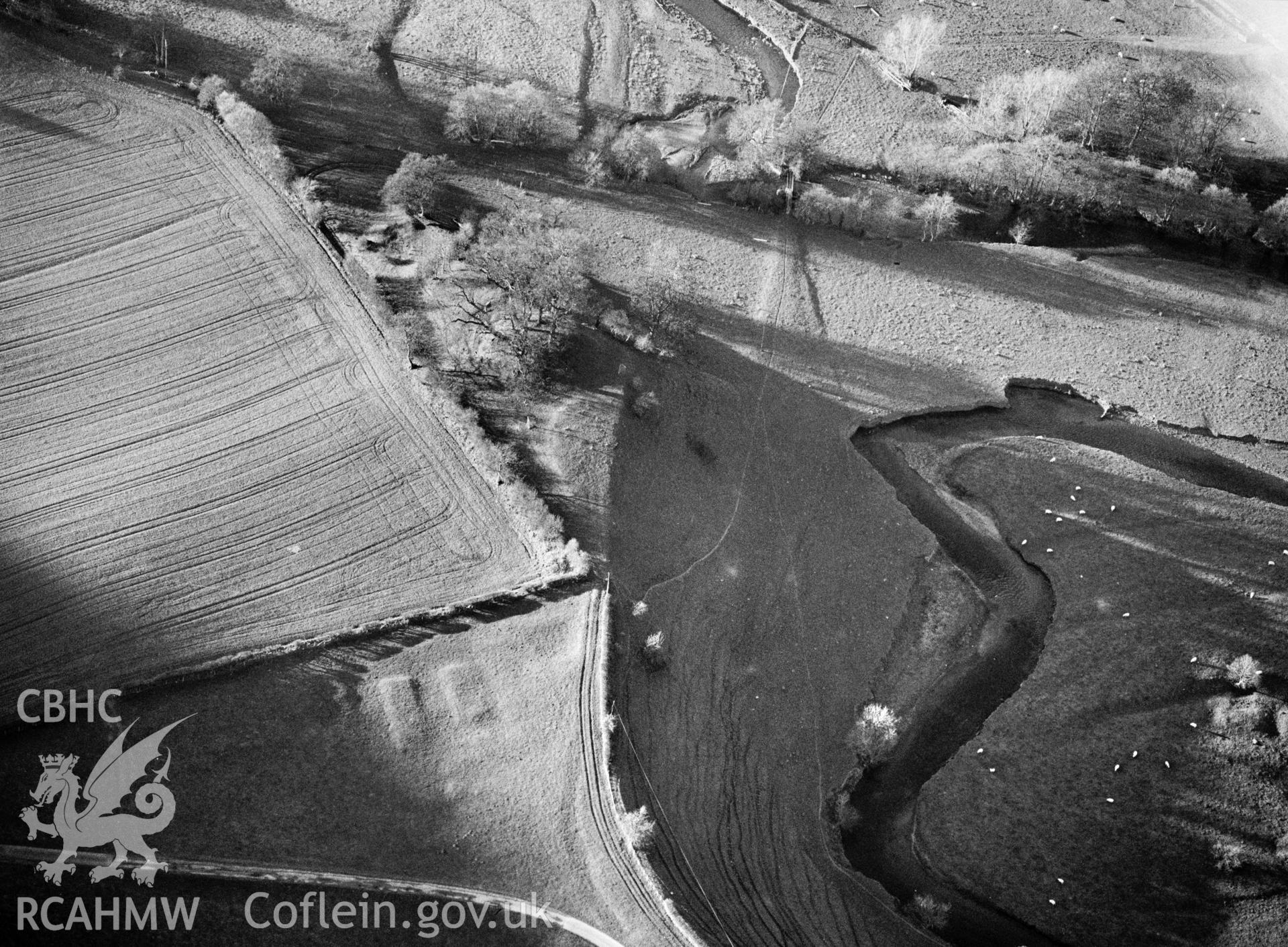 RCAHMW black and white oblique aerial photograph of Stanage Farm Mound (motte), taken by C R Musson, 27/12/1996.