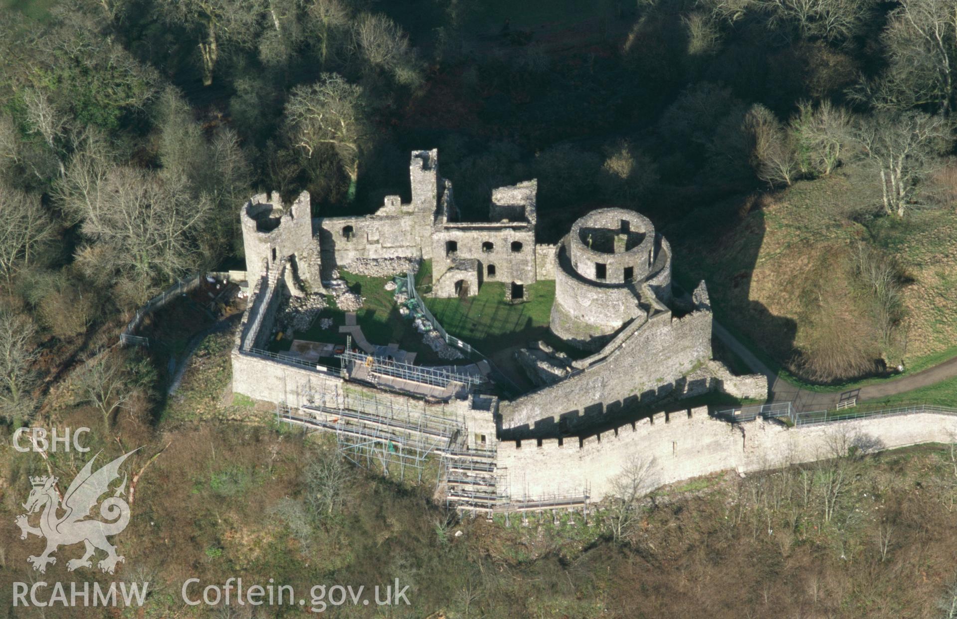 RCAHMW colour slide oblique aerial photograph of Dinefwr Castle; Dynefor Castle, Llandeilo, taken by T.G.Driver on the 21/02/2000