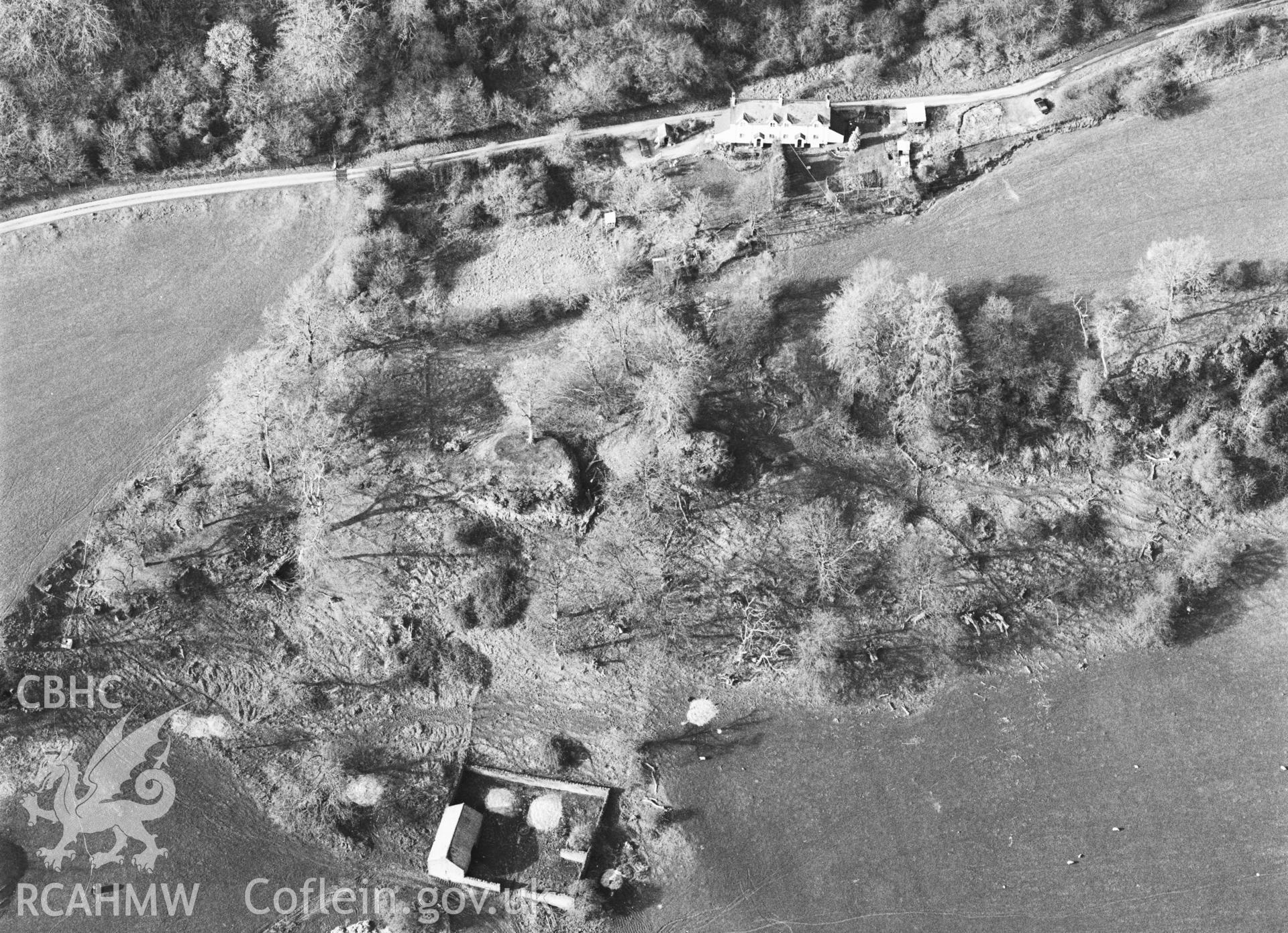 RCAHMW Black and white oblique aerial photograph of Castell Meredydd, Graig, taken by C.R. Musson, 26/03/94