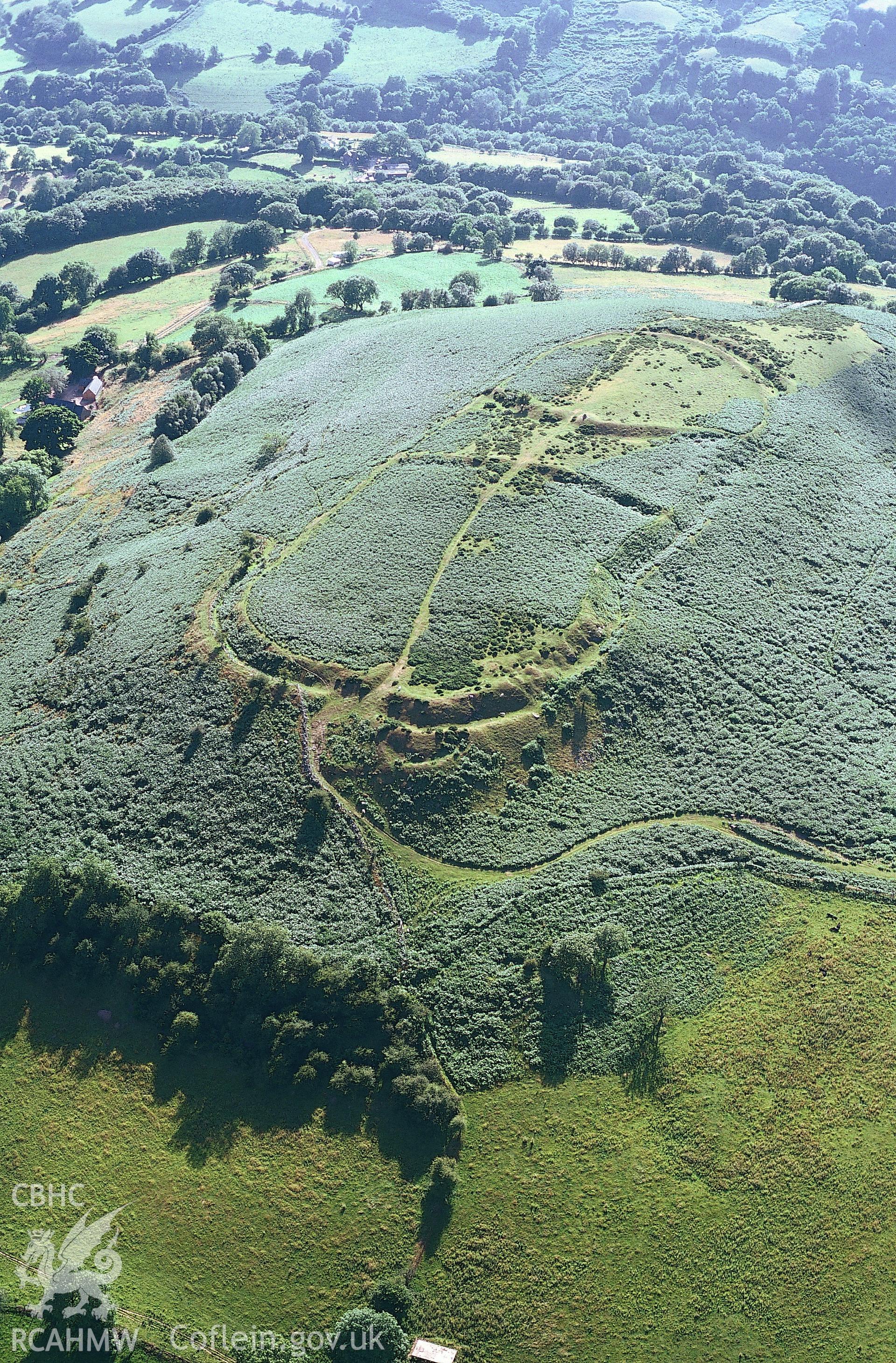 RCAHMW colour slide oblique aerial photograph of Twyn-y-gaer Camp, Crucorney, taken on 22/07/1999 by Toby Driver