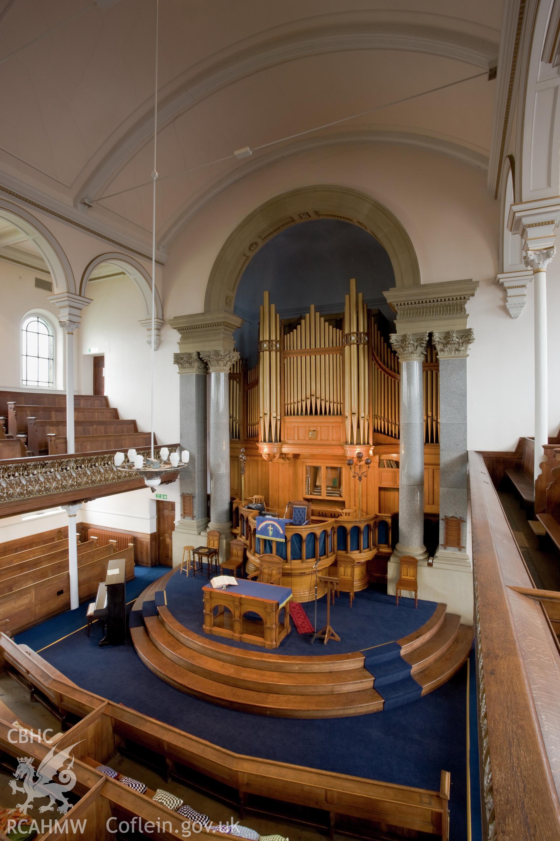 Sedd fawr and organ from the east, with interior lighting.