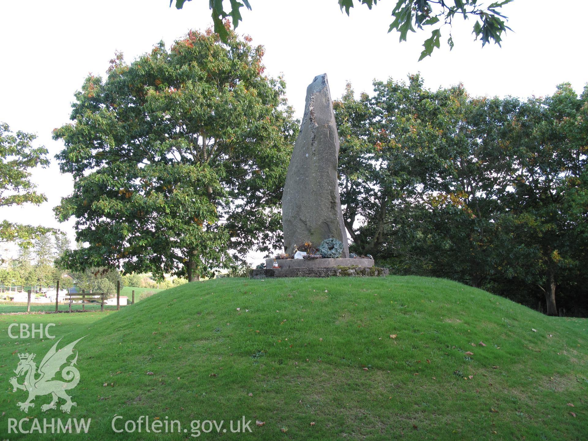 Llywelyn Monument, Cilmeri, from the west, taken by Brian Malaws on 27 September 2010.