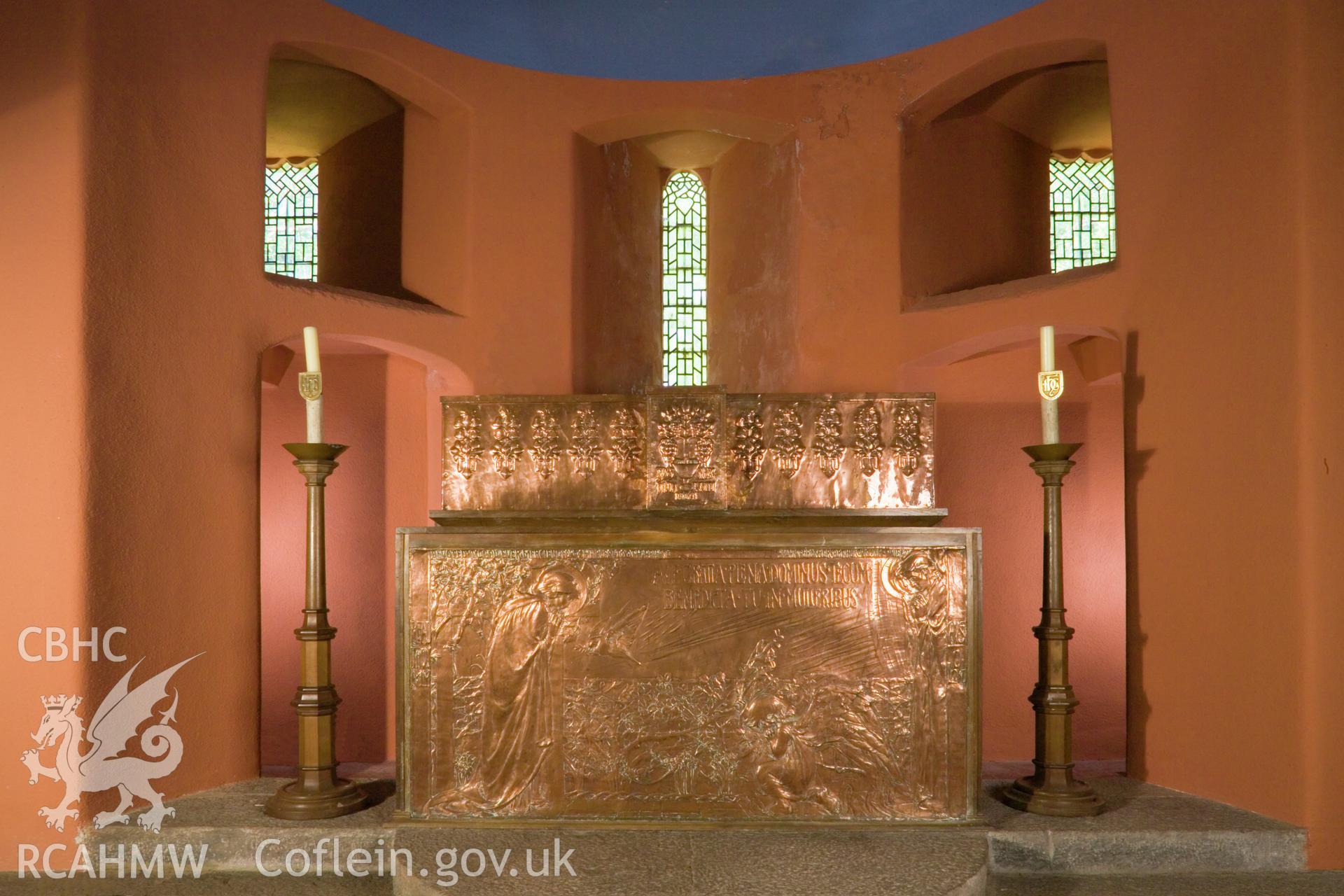 Interior, altar