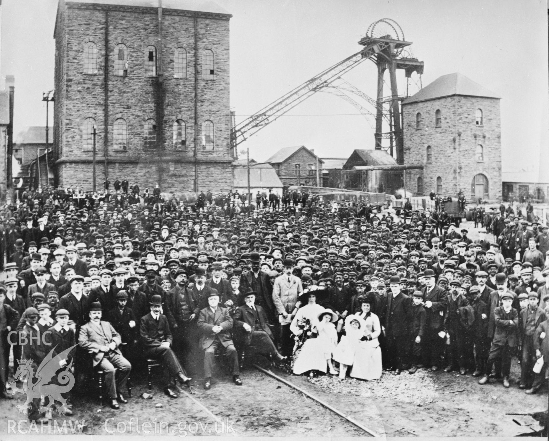 Large group of miners and colliery officials at pit. NA/GEN/90/047e.