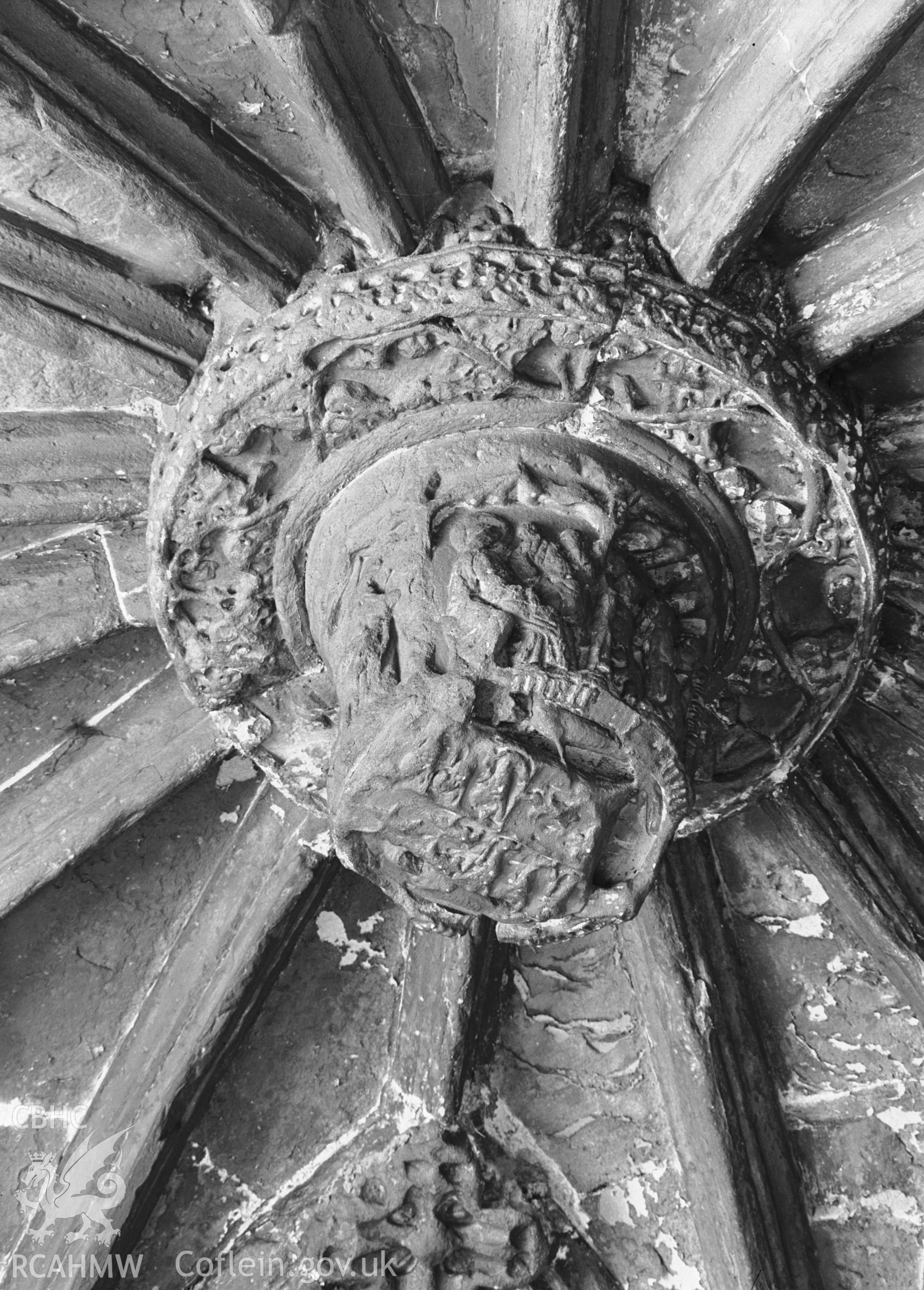 Interior view of the well showing detail of centre boss above the well