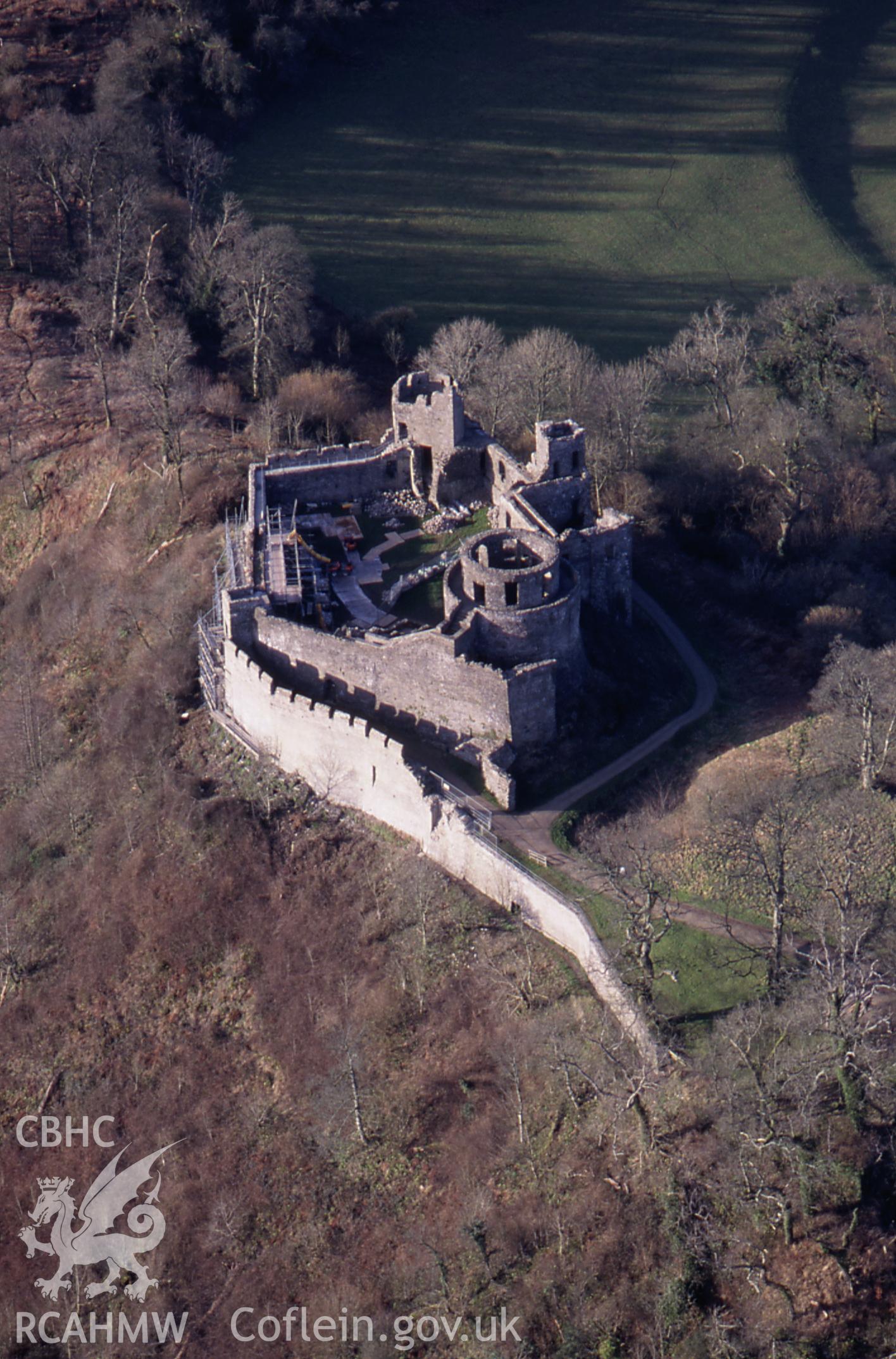 RCAHMW colour slide oblique aerial photograph of Dinefwr Castle; Dynefor Castle, Llandeilo, taken by T.G.Driver on the 21/02/2000