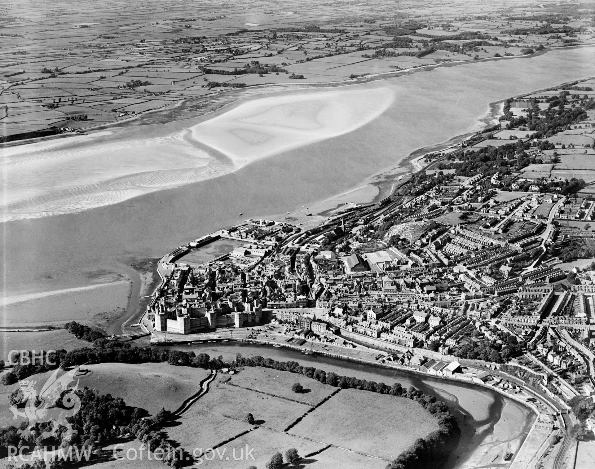 View of Caernarfon, oblique aerial view. 5?x4? black and white glass plate negative.