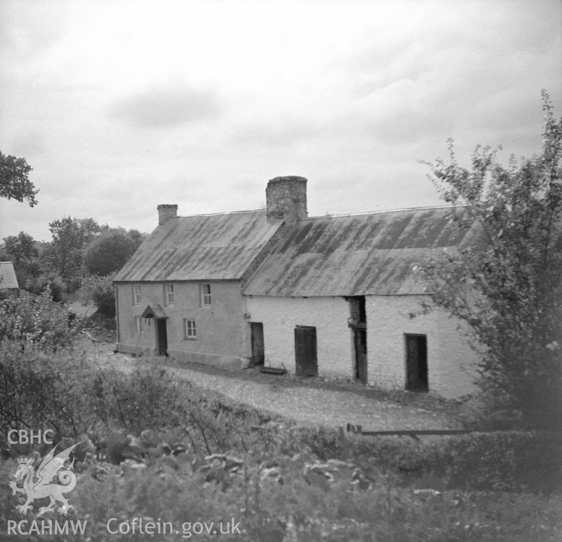 Digital copy of a nitrate negative showing general view of Ty'r Celyn, Llandeilo.