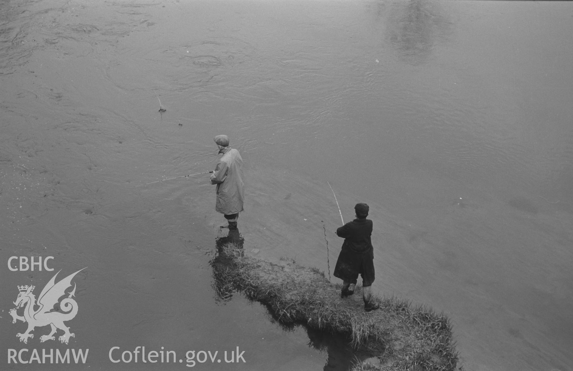 Black and White photograph showing two figures fishing in the Teifi below the bridge near Newcastle Emlyn. Photographed by Arthur Chater in April 1962 from Grid Reference SN 309 409, looking west.