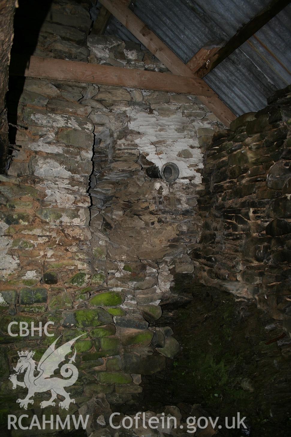 Outbuilding attached to Allt Ddu farnhouse, straight joint in end wall.