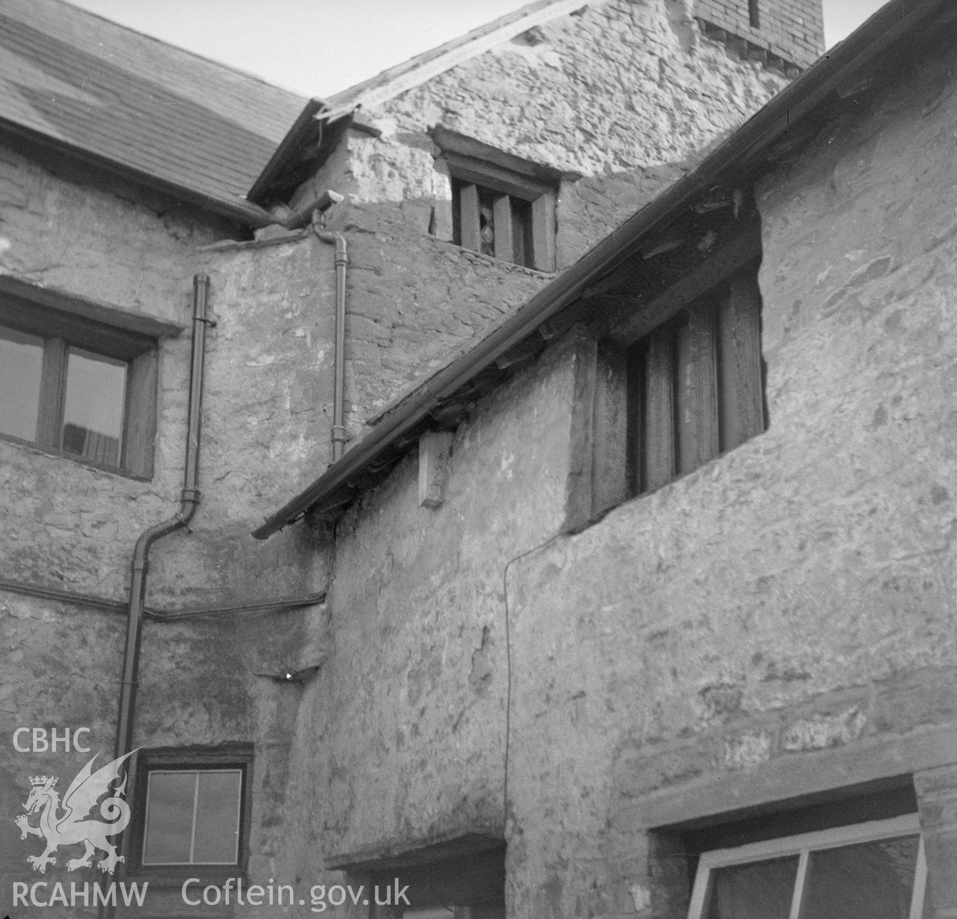 Digital copy of a nitrate negative showing view of an unnamed house in or near Clytha.