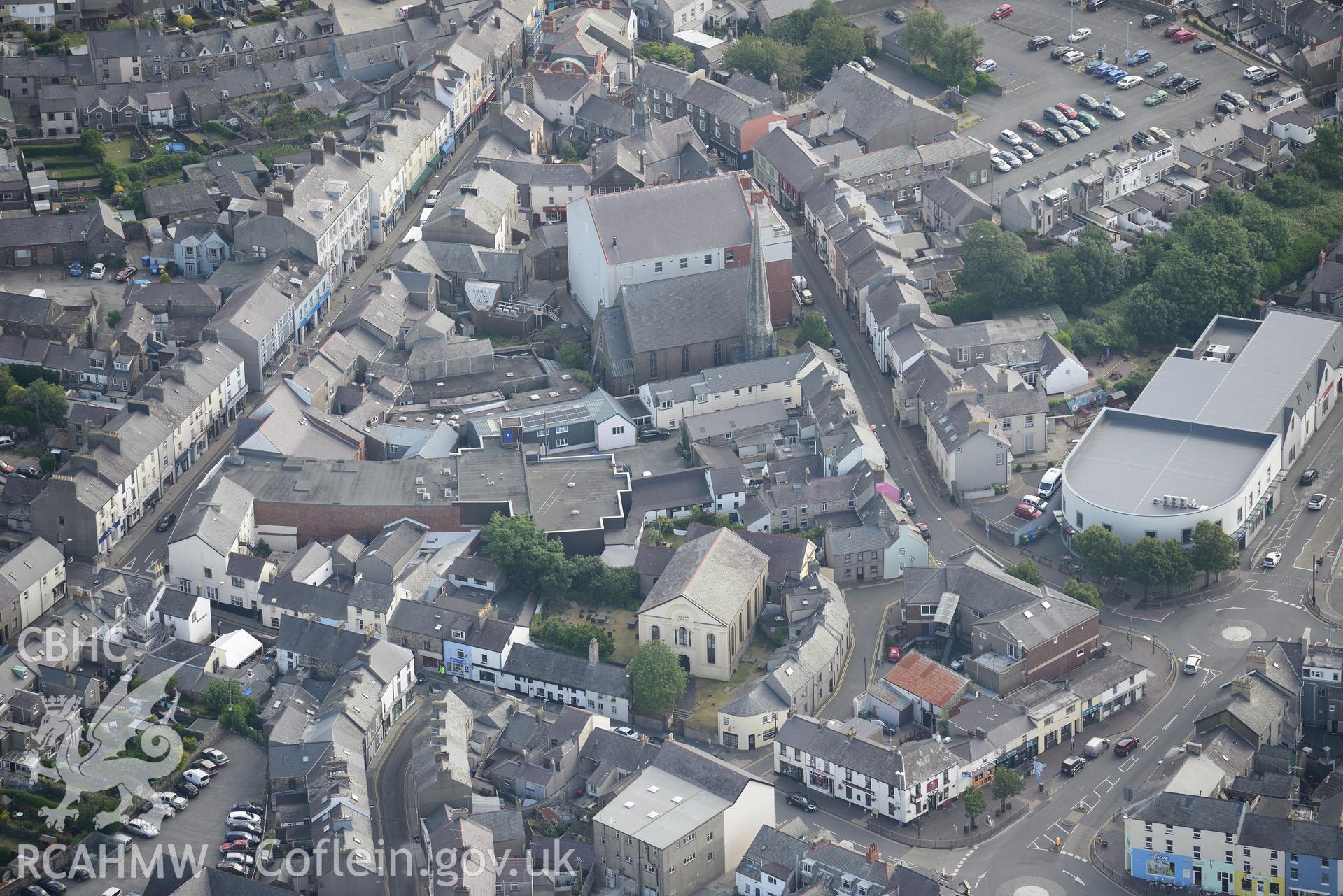 Pen-Lan Independent Chapel; Tabernacl Baptist Chapel, old Town Hall and new Town Hall (cinema), Pwllheli. Oblique aerial photograph taken during the Royal Commission's programme of archaeological aerial reconnaissance by Toby Driver on 23rd June 2015.