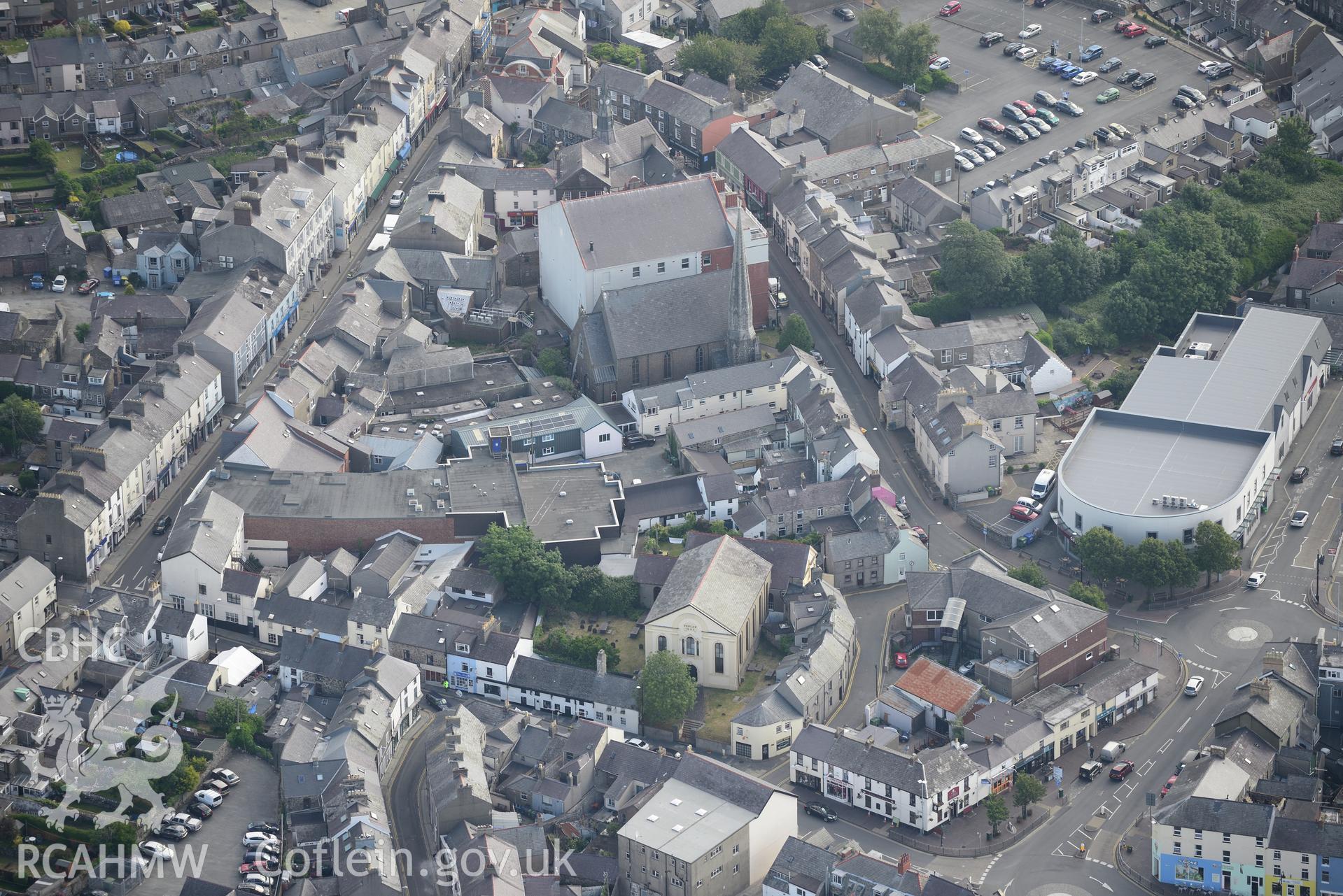 Pen-Lan Independent Chapel; Tabernacl Baptist Chapel, old Town Hall and new Town Hall (cinema), Pwllheli. Oblique aerial photograph taken during the Royal Commission's programme of archaeological aerial reconnaissance by Toby Driver on 23rd June 2015.