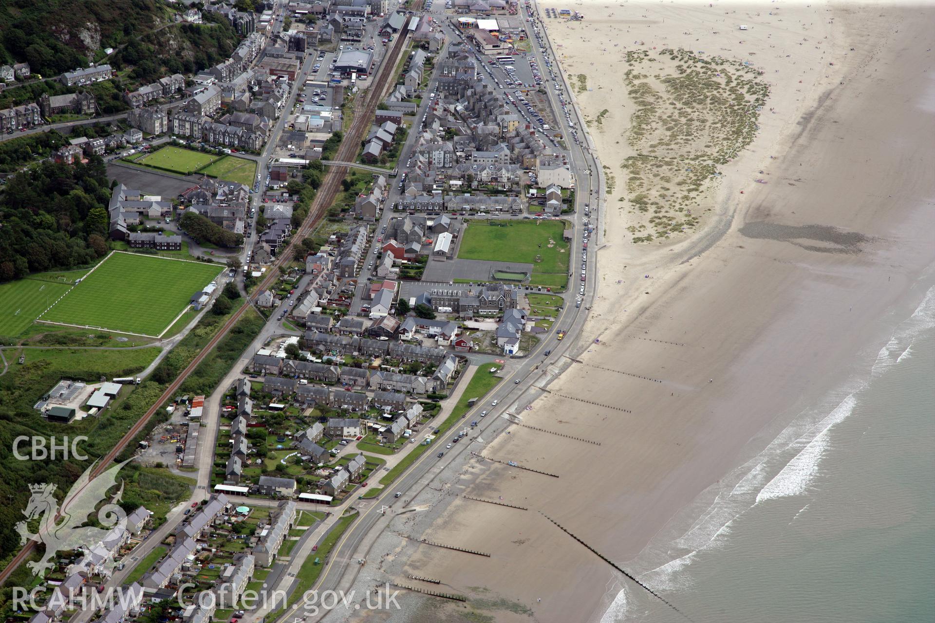 RCAHMW colour oblique photograph of Barmouth. Taken by Toby Driver on 17/08/2011.
