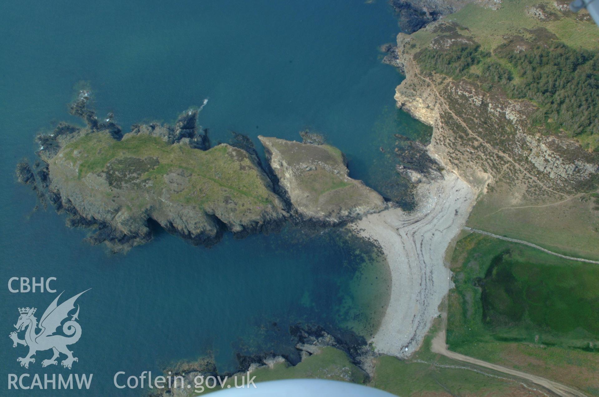 RCAHMW colour oblique aerial photograph of Ynys-y-fydlyn Promontory Fort taken on 26/05/2004 by Toby Driver