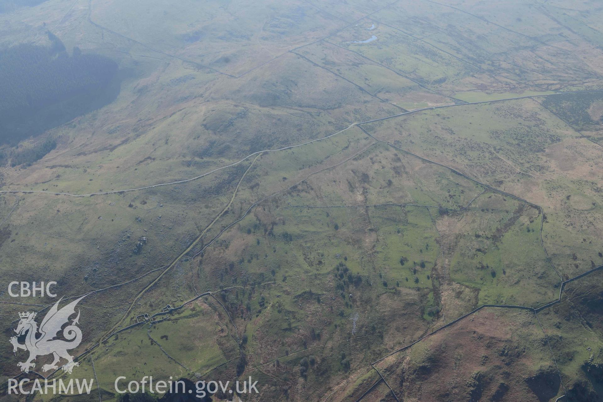 Terraced fields northwest of Bryn Seward. Oblique aerial photograph taken during the Royal Commission’s programme of archaeological aerial reconnaissance by Toby Driver on 25 March 2022.