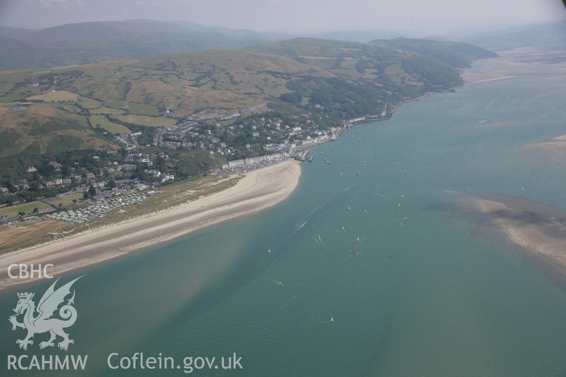 RCAHMW digital colour oblique photograph of Aberdyfi and the Dyfi Estuary from the west. Taken on 27/07/2005 by T.G. Driver.