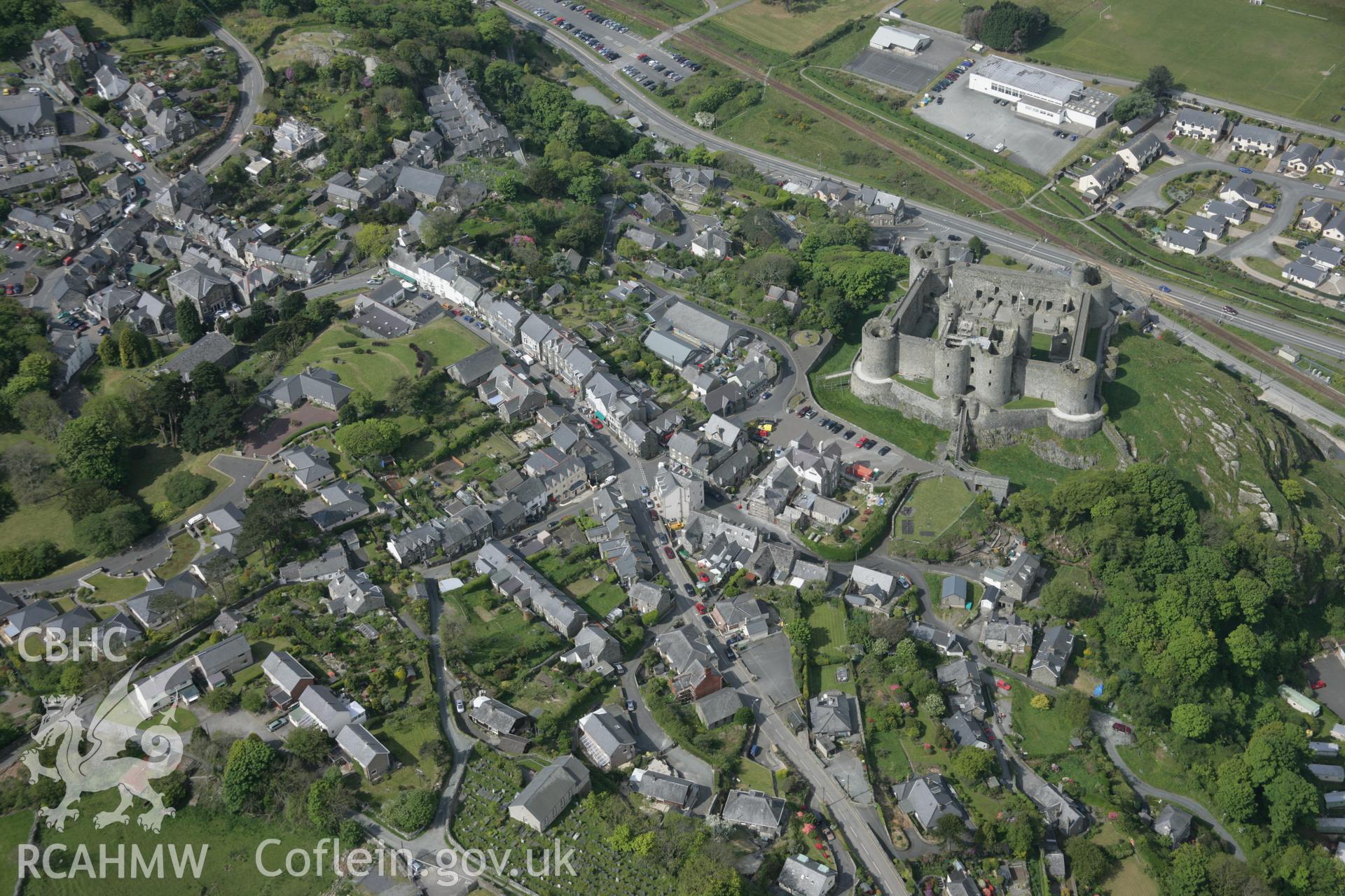 RCAHMW digital colour oblique photograph of Harlech. Taken on 17/05/2005 by T.G. Driver.