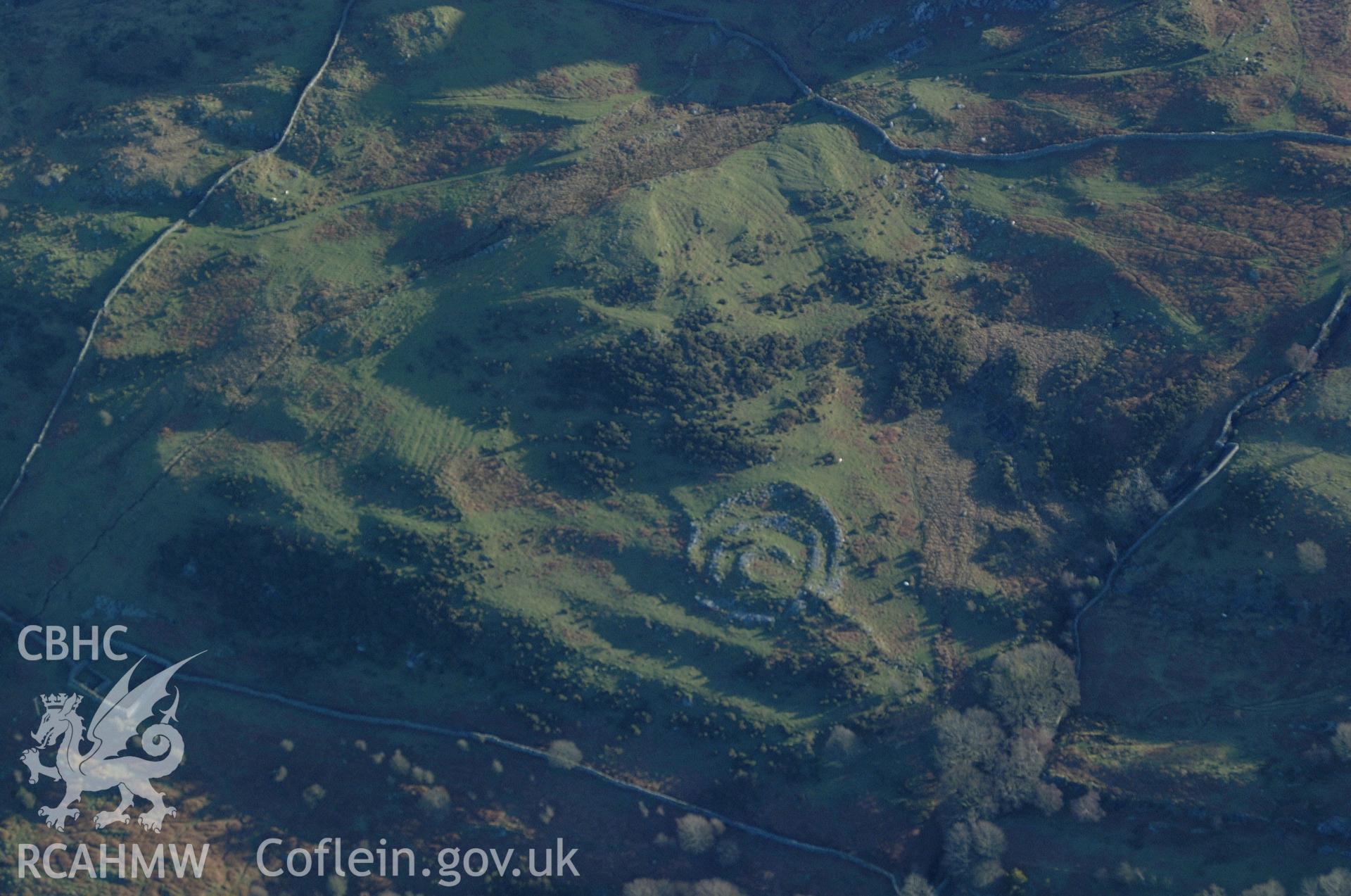 RCAHMW colour oblique aerial photograph of Maes-y-caerau Homestead taken on 24/01/2005 by Toby Driver