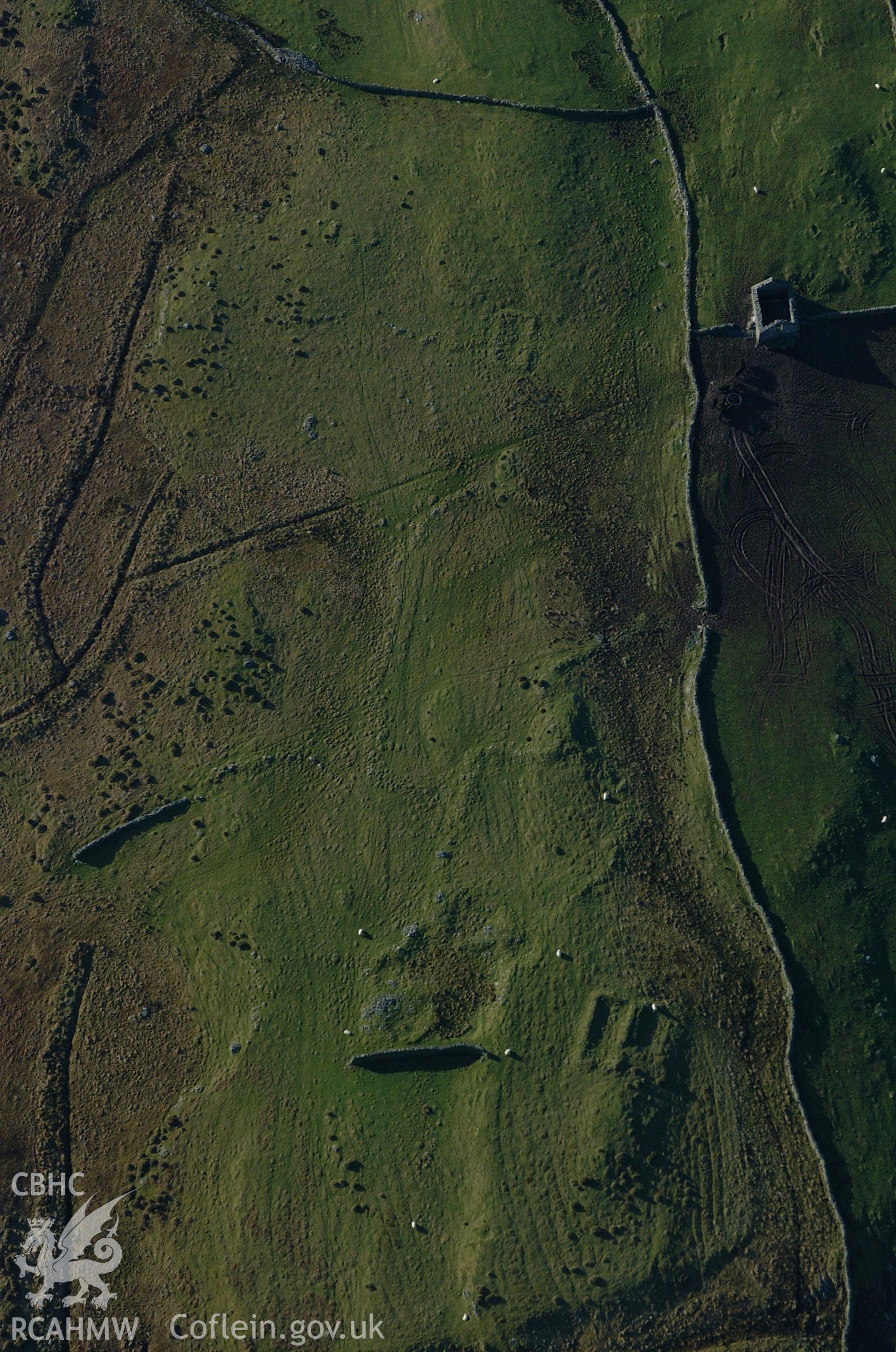 RCAHMW colour oblique aerial photograph of Yr Onen Deserted Rural Settlement taken on 24/01/2005 by Toby Driver