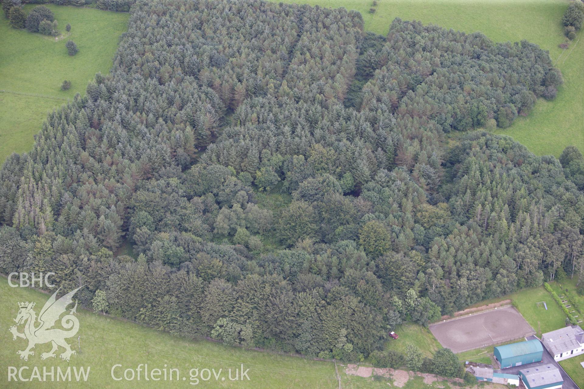 RCAHMW colour oblique aerial photograph of Bwrdd-y-Rhyfel Enclosure. Taken on 30 July 2009 by Toby Driver