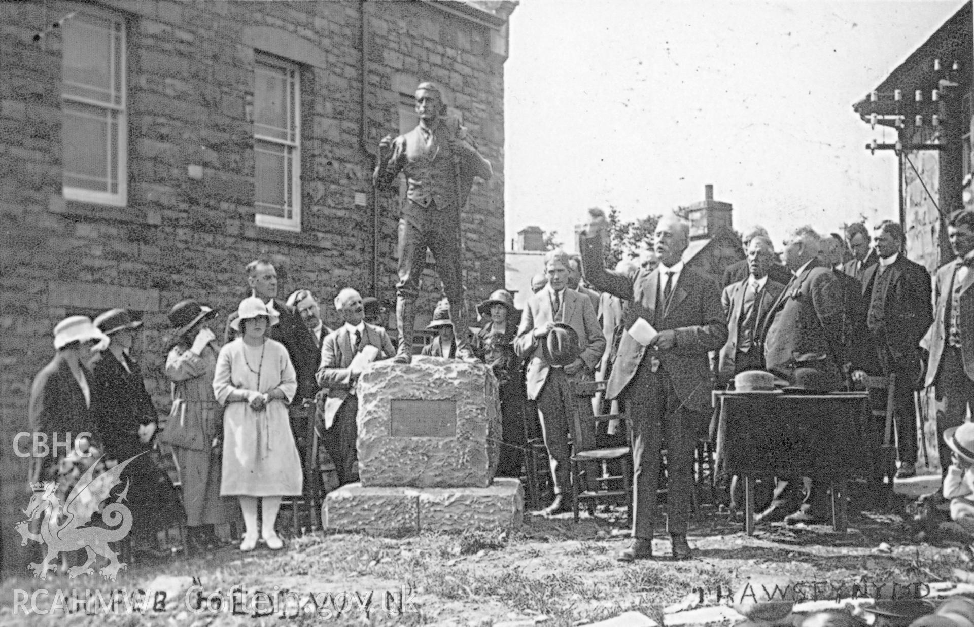 Postcard showing memorial to Hedd Wyn.