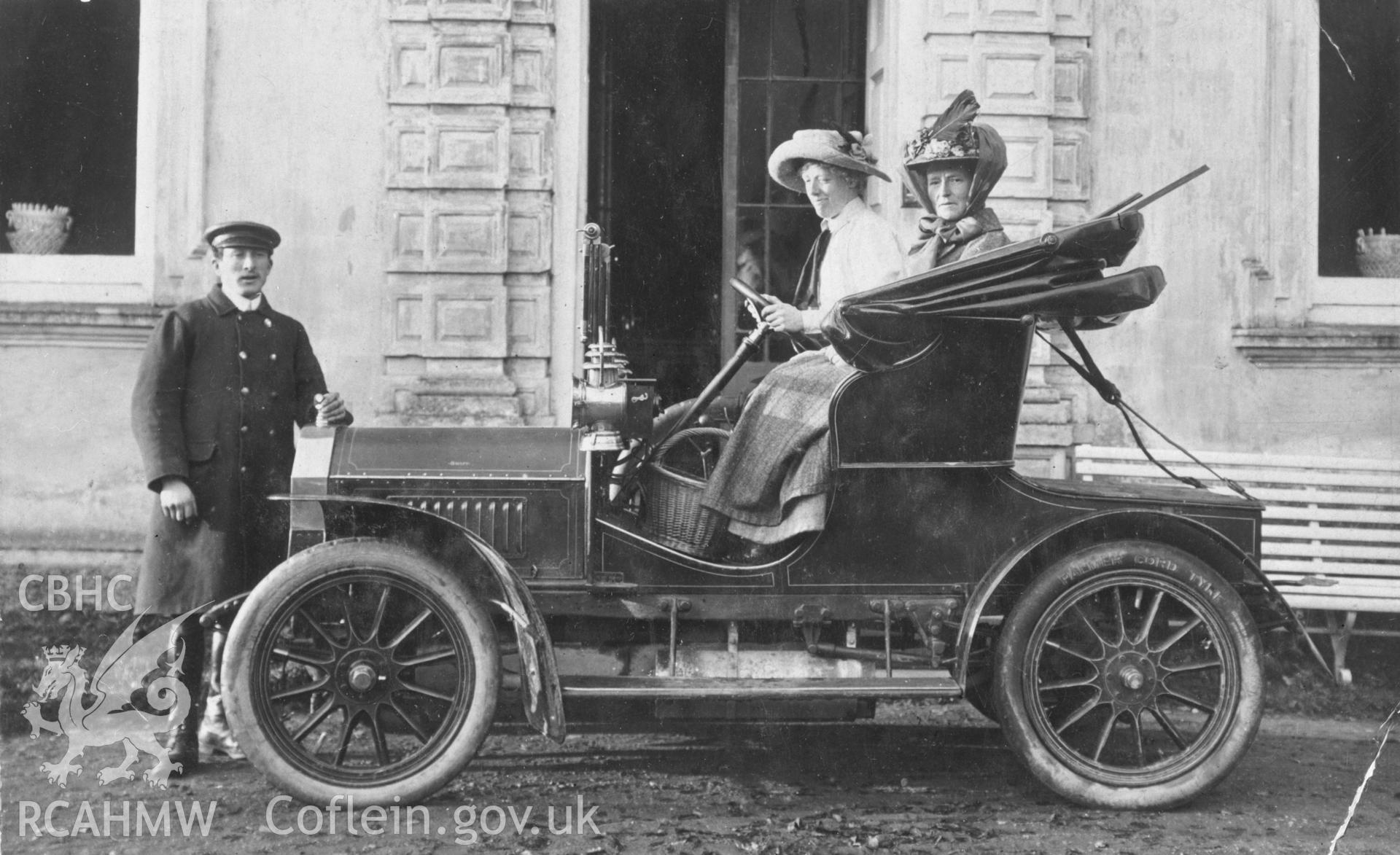 Glanbran, Llanfair ar y Bryn;  Undated B&W photo showing visitors in motor vehicle at main entrance door.