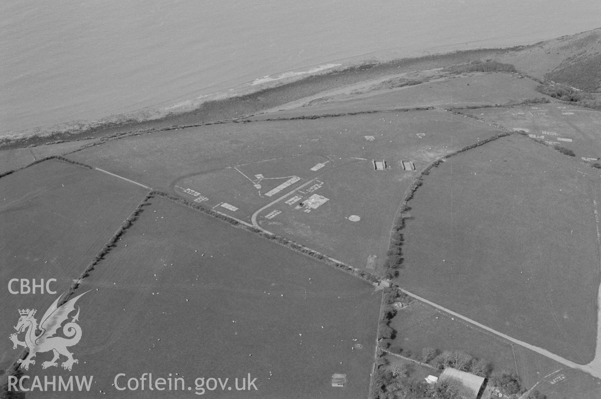 RCAHMW Black and white oblique aerial photograph of Cilfforch, Henfynw Upper, taken on 31/03/1998 by Toby Driver