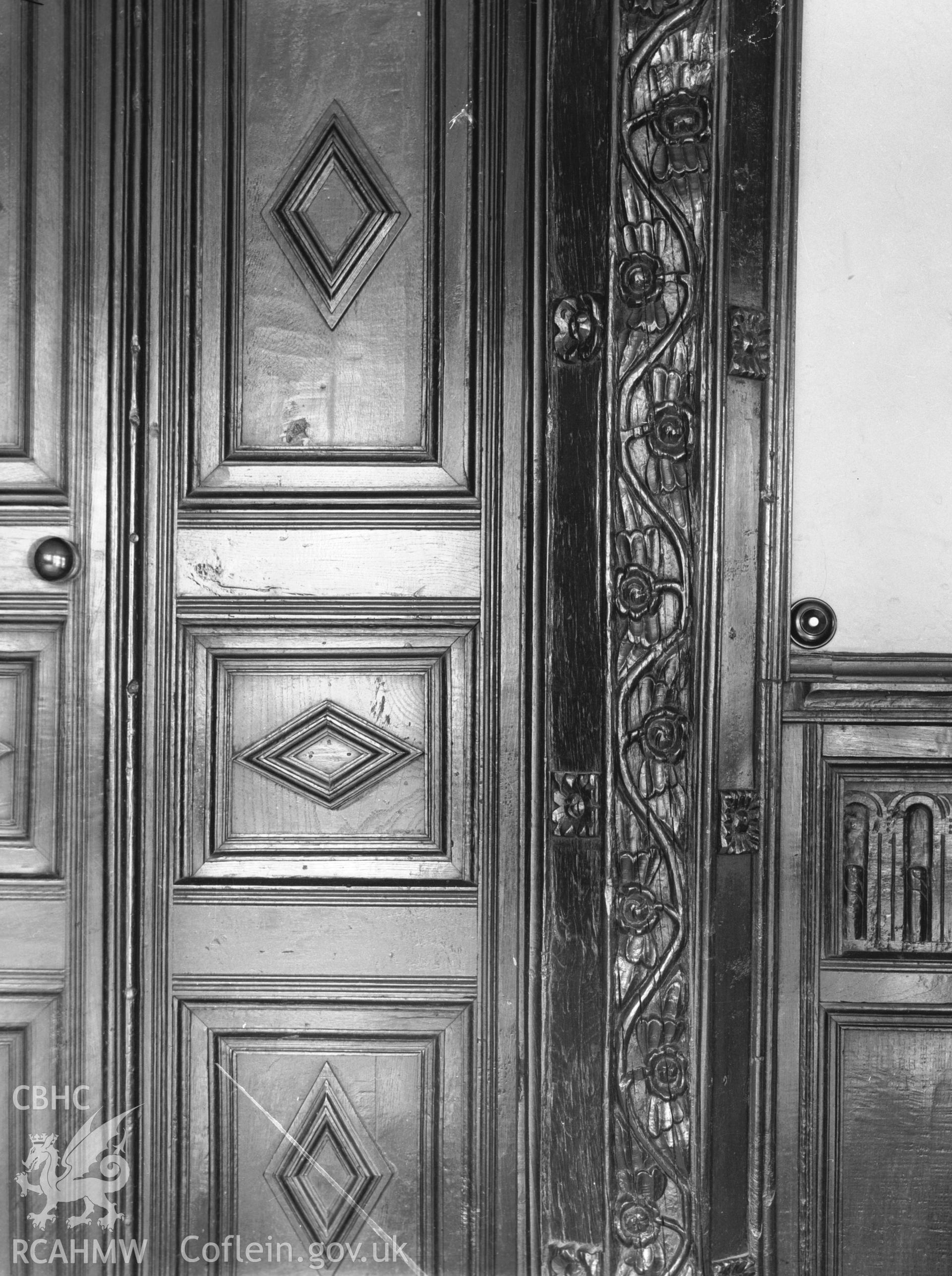 Interior: wooden architrave