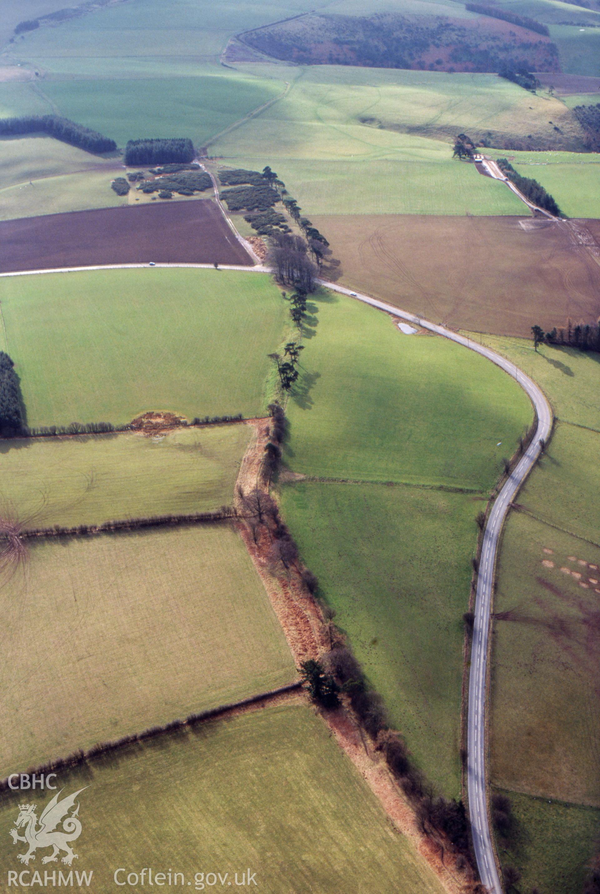 RCAHMW colour slide oblique aerial photograph of a section offa's Dyke extending 200m south to Pool House, Rhos-y-meirch, Knighton, taken on 14/03/1999 by CR Musson