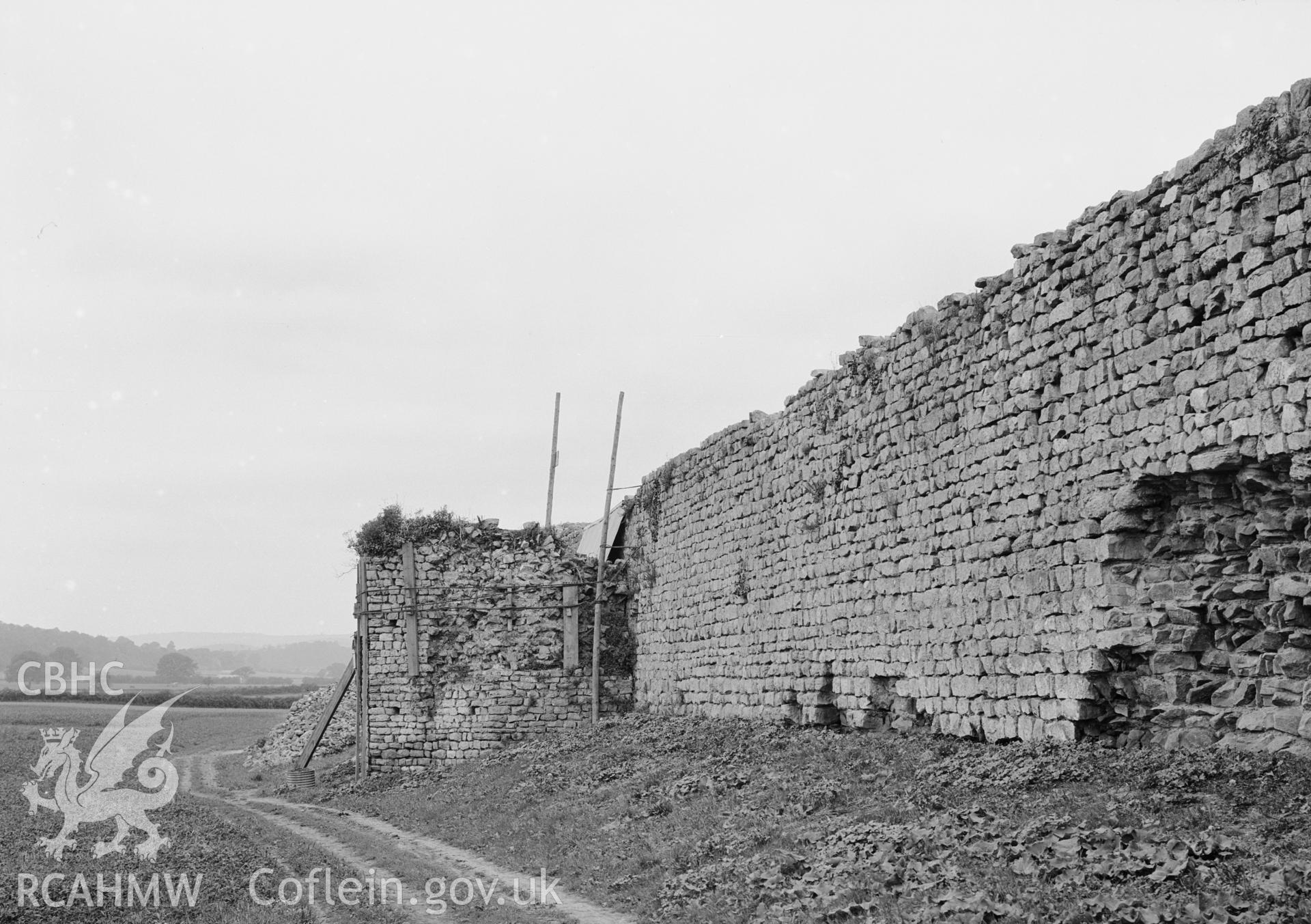 View along the length of the walls.