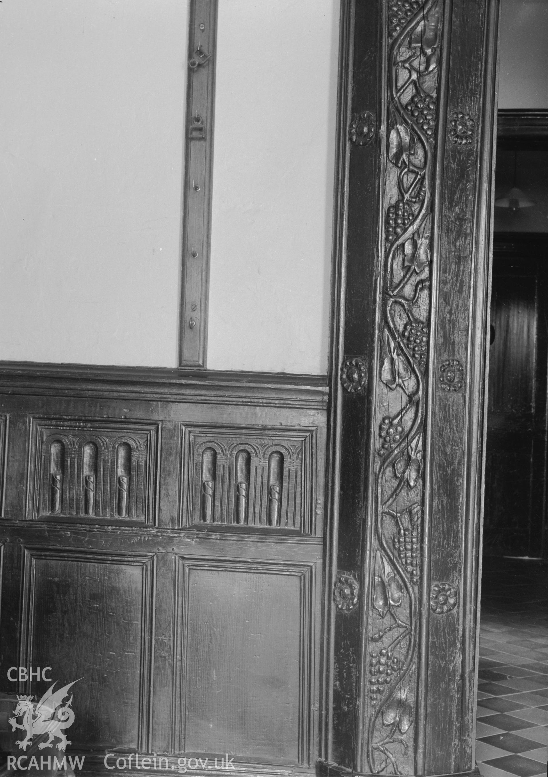 Interior: wooden architrave