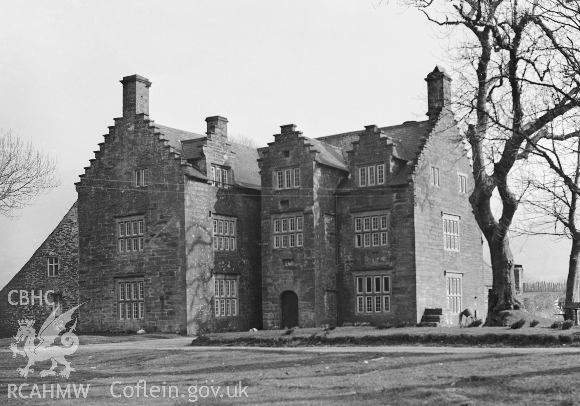 Exterior view of Dolaugwyn, Tywyn taken 12.03.1941.