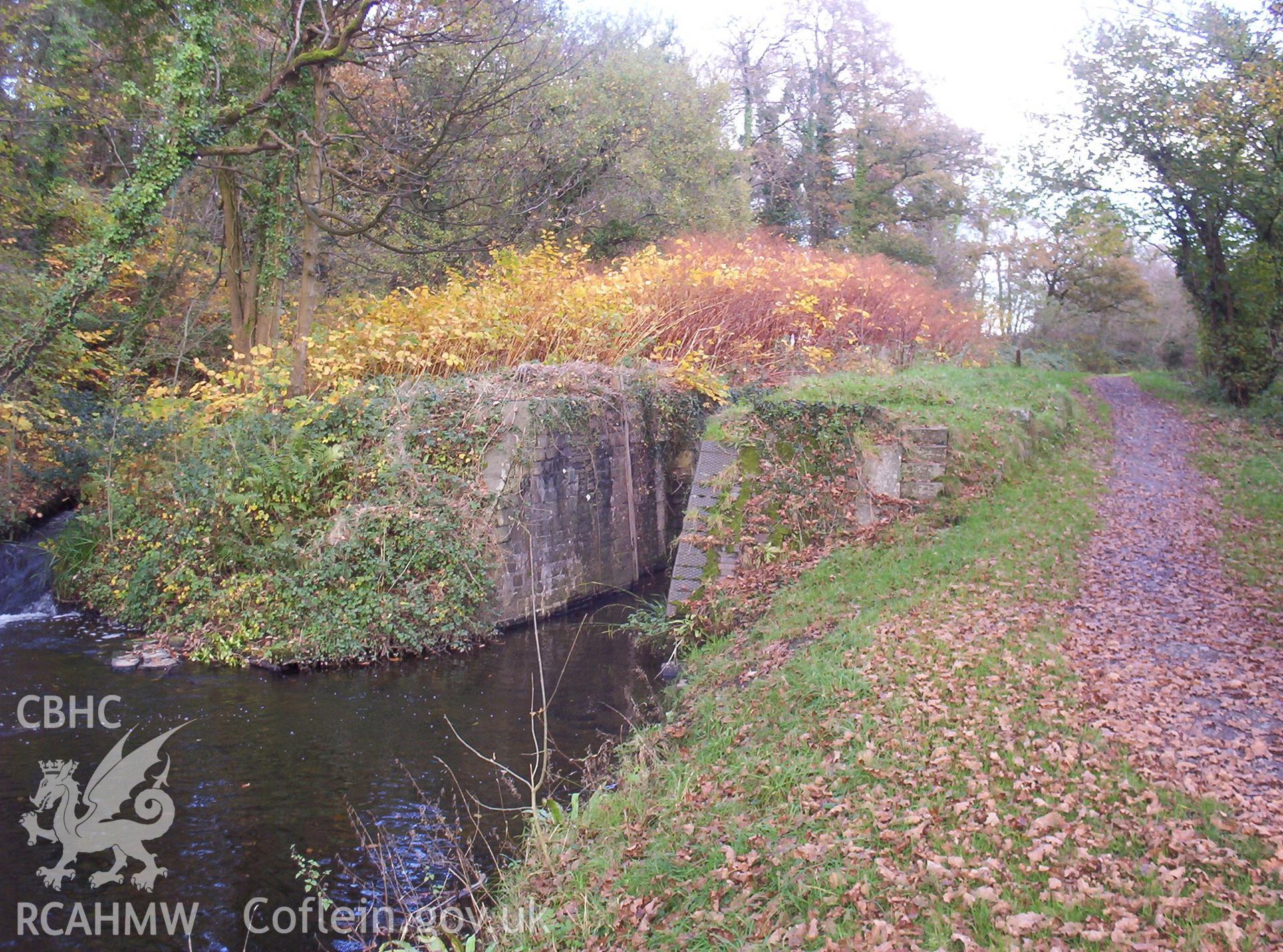 Toe of Lock 12 and towing-path (right) from south.