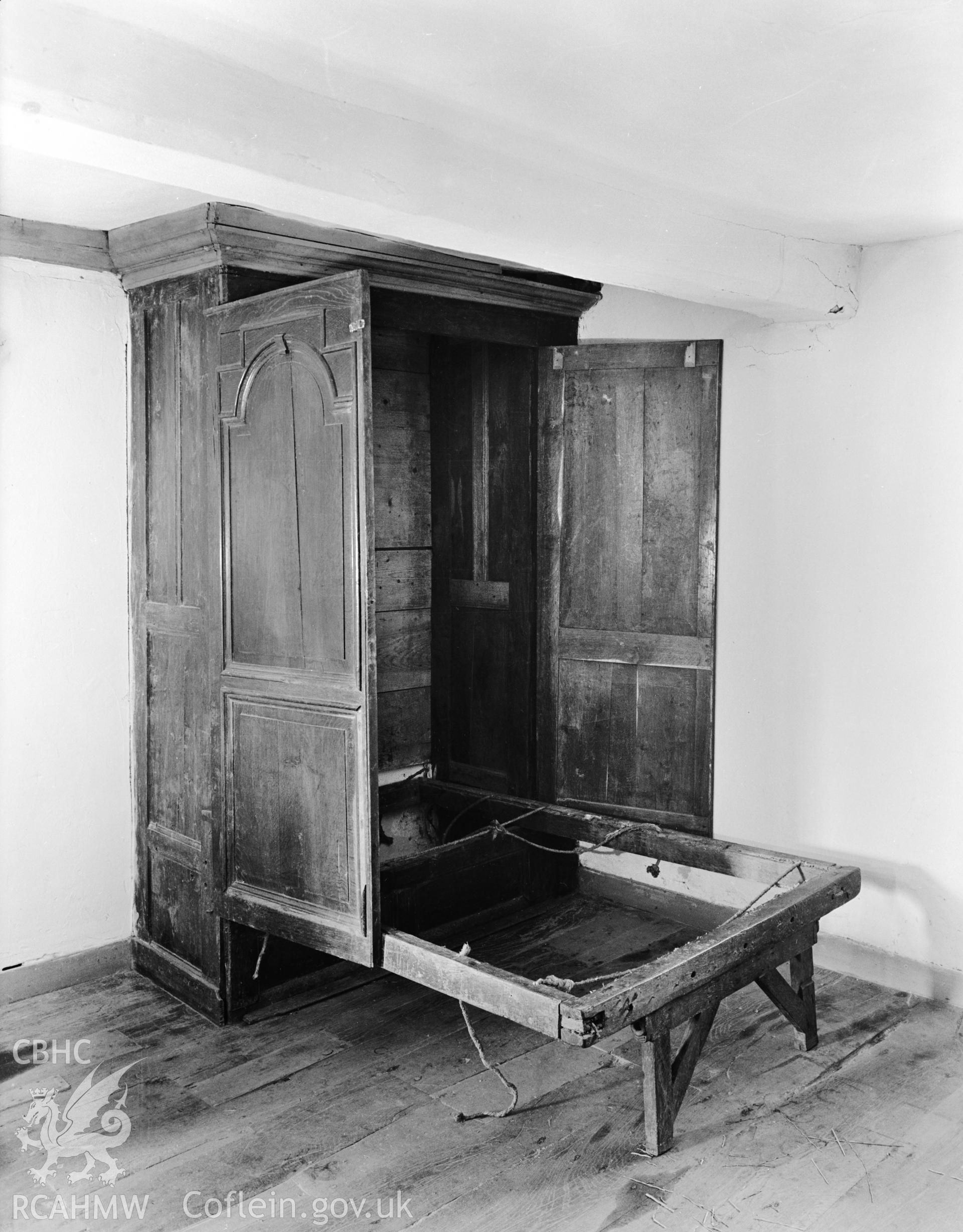 Cabinet bed