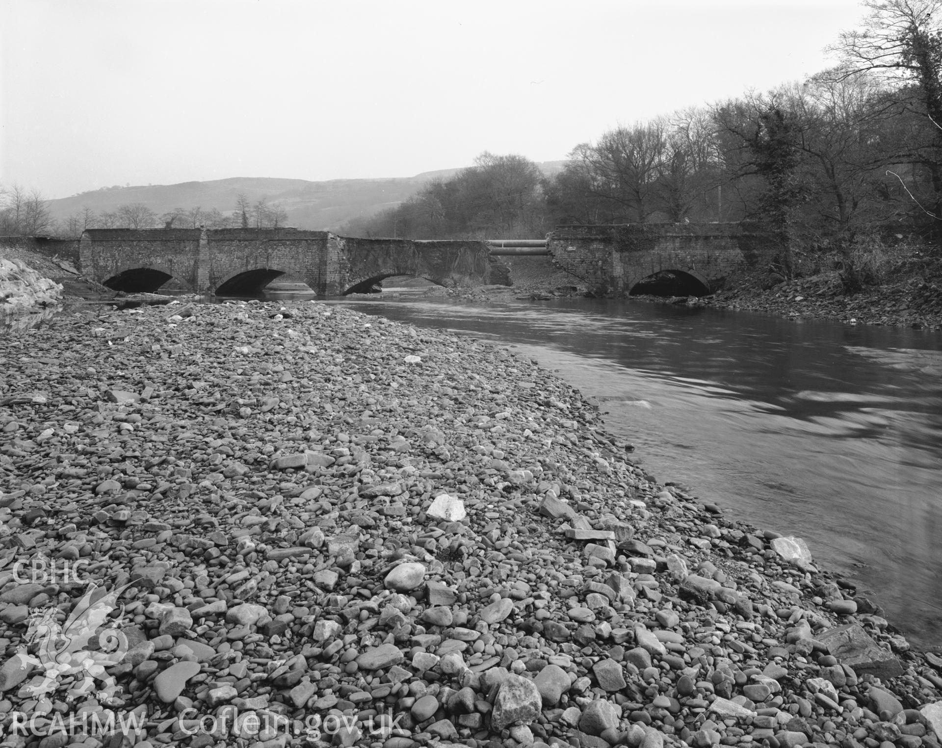 Black and white photograph of Ynysbwllog Aquaduct, Neath Canal: north-west elevation, looking south-east, showing collapse after December 1979 flooding.