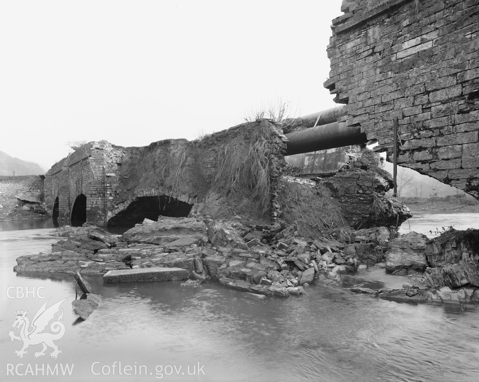 Black and white photograph of Ynysbwllog Aquaduct, Neath Canal: north-east end of structure and north-west elevation.