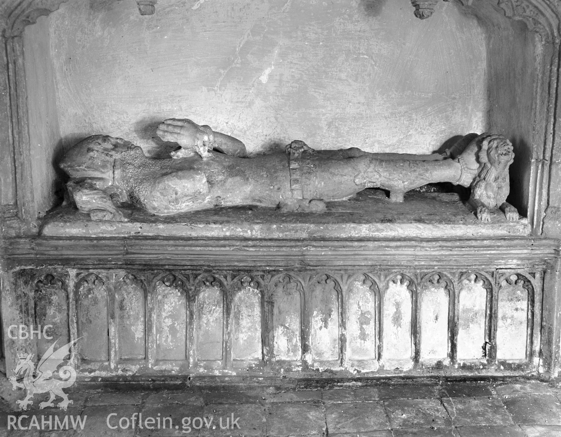 View of tomb recess and effigy of knight in the north side of the nave at Upton Church. Taken  03.09.1941.