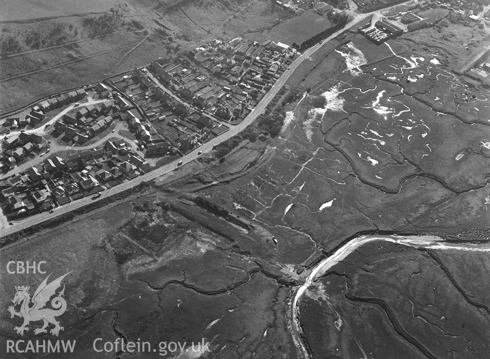 RCAHMW Black and white oblique aerial photograph of Pen-clawdd, Llanrhidian Higher, taken on 25/03/1991 by CR Musson