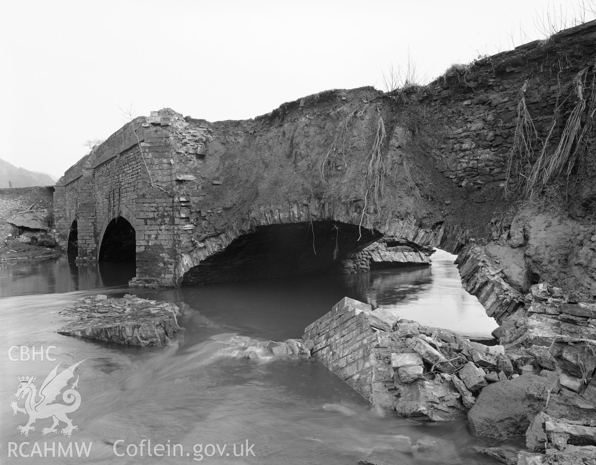 Black and white photograph of Ynysbwllog Aquaduct, Neath Canal: north-east end of structure and north-west elevation.